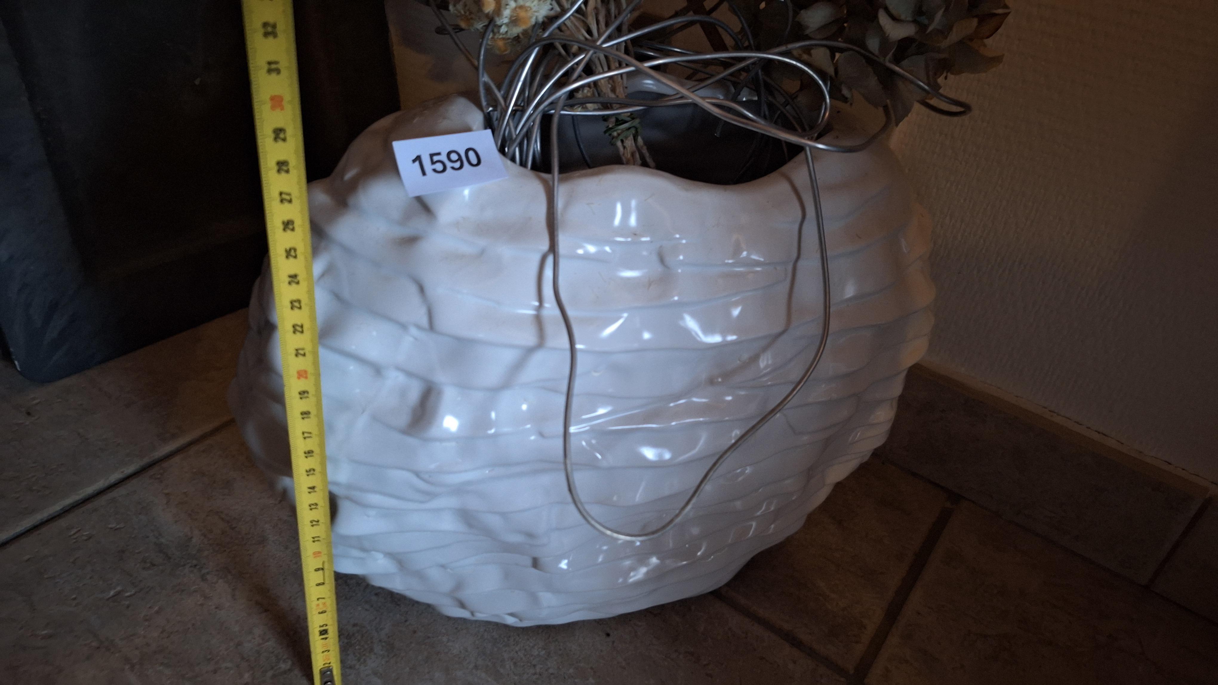 Witte reliëfvaas gevuld met gedroogde bloemen – foto 2 – kavel bij Goeiendeal, Houthalen-Helchteren