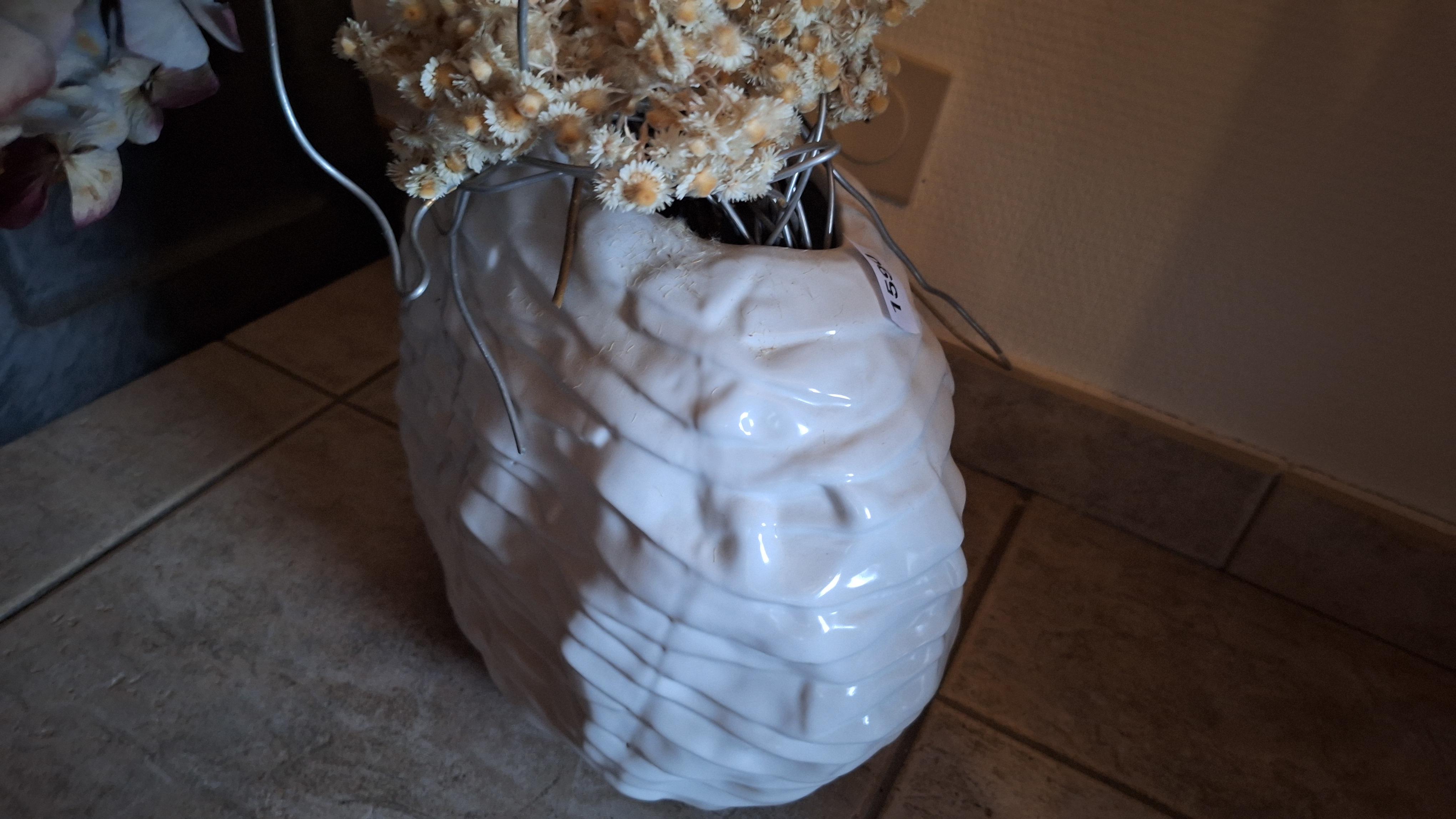 Witte reliëfvaas gevuld met gedroogde bloemen – foto 3 – kavel bij Goeiendeal, Houthalen-Helchteren