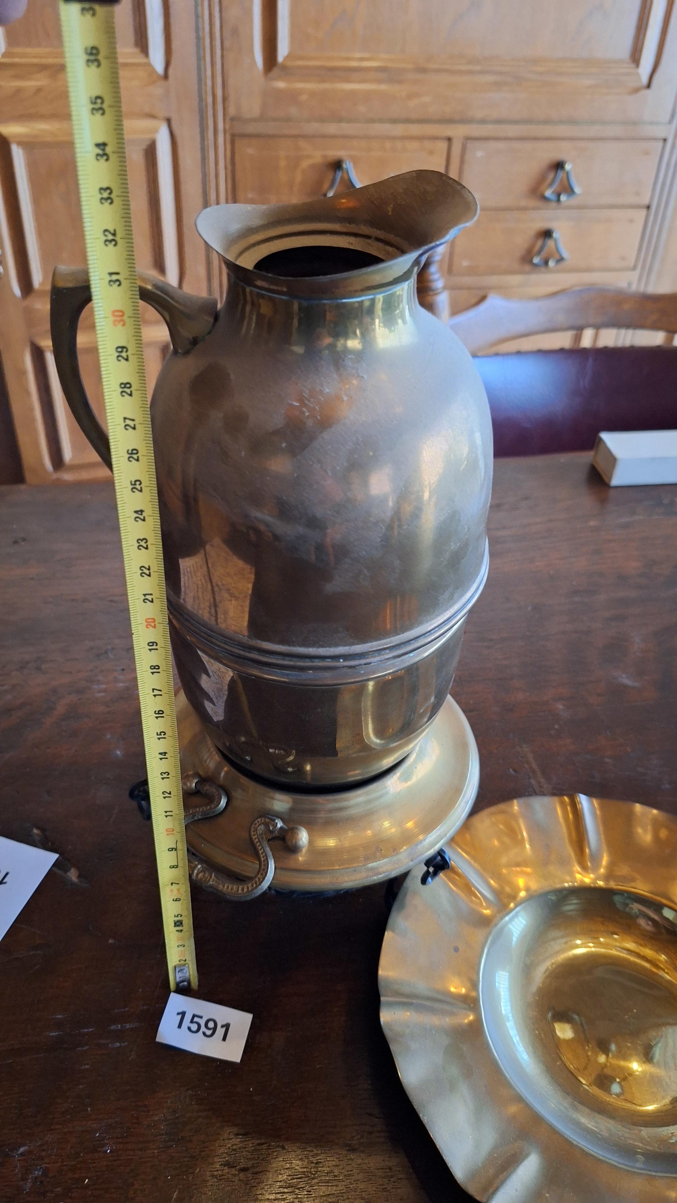 Klassieke koffie-of theekan op een driepotige brander inclusief bijbehorende schotel – foto 2 – kavel bij Goeiendeal, Houthalen-Helchteren