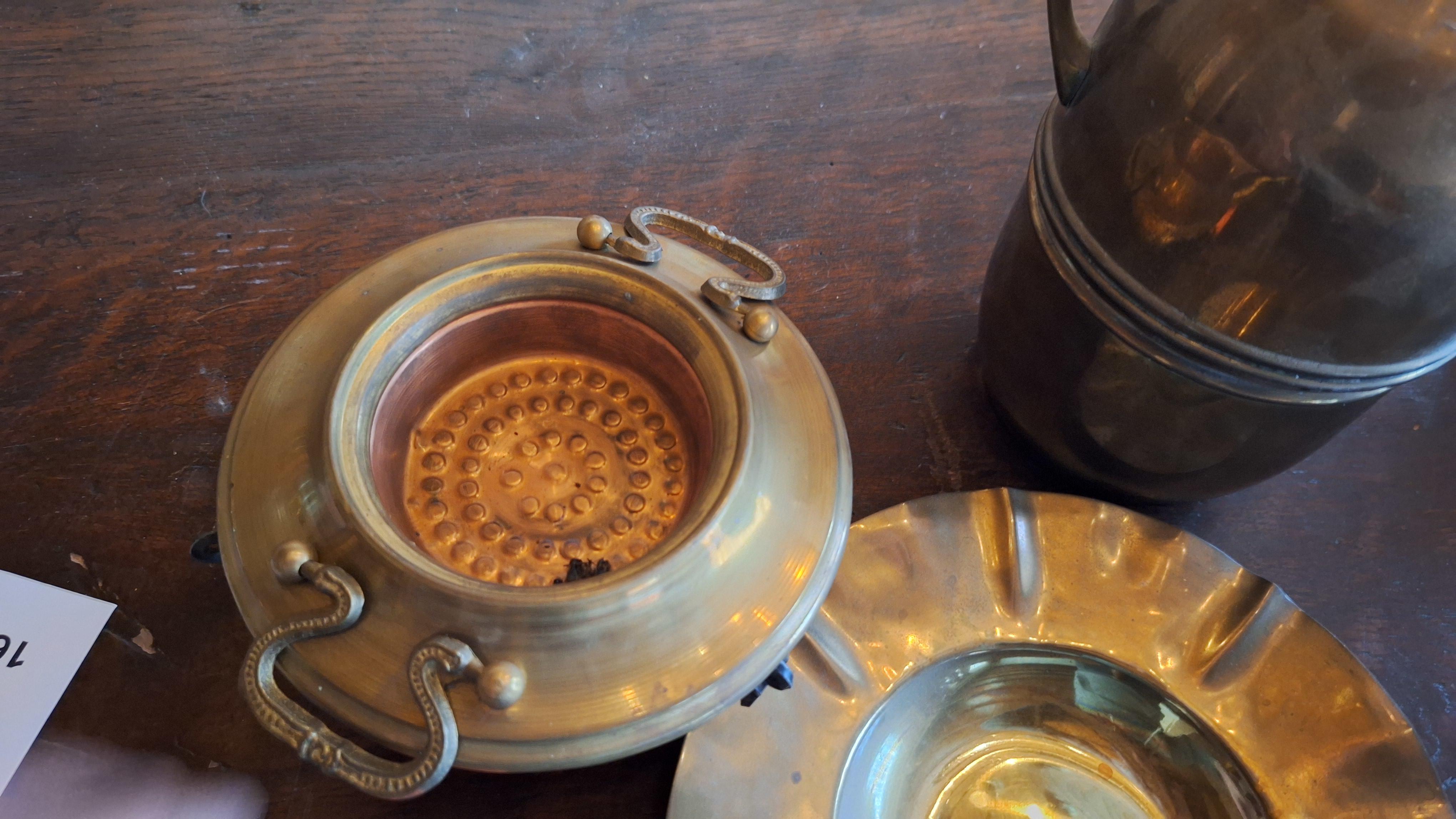Klassieke koffie-of theekan op een driepotige brander inclusief bijbehorende schotel – foto 3 – kavel bij Goeiendeal, Houthalen-Helchteren
