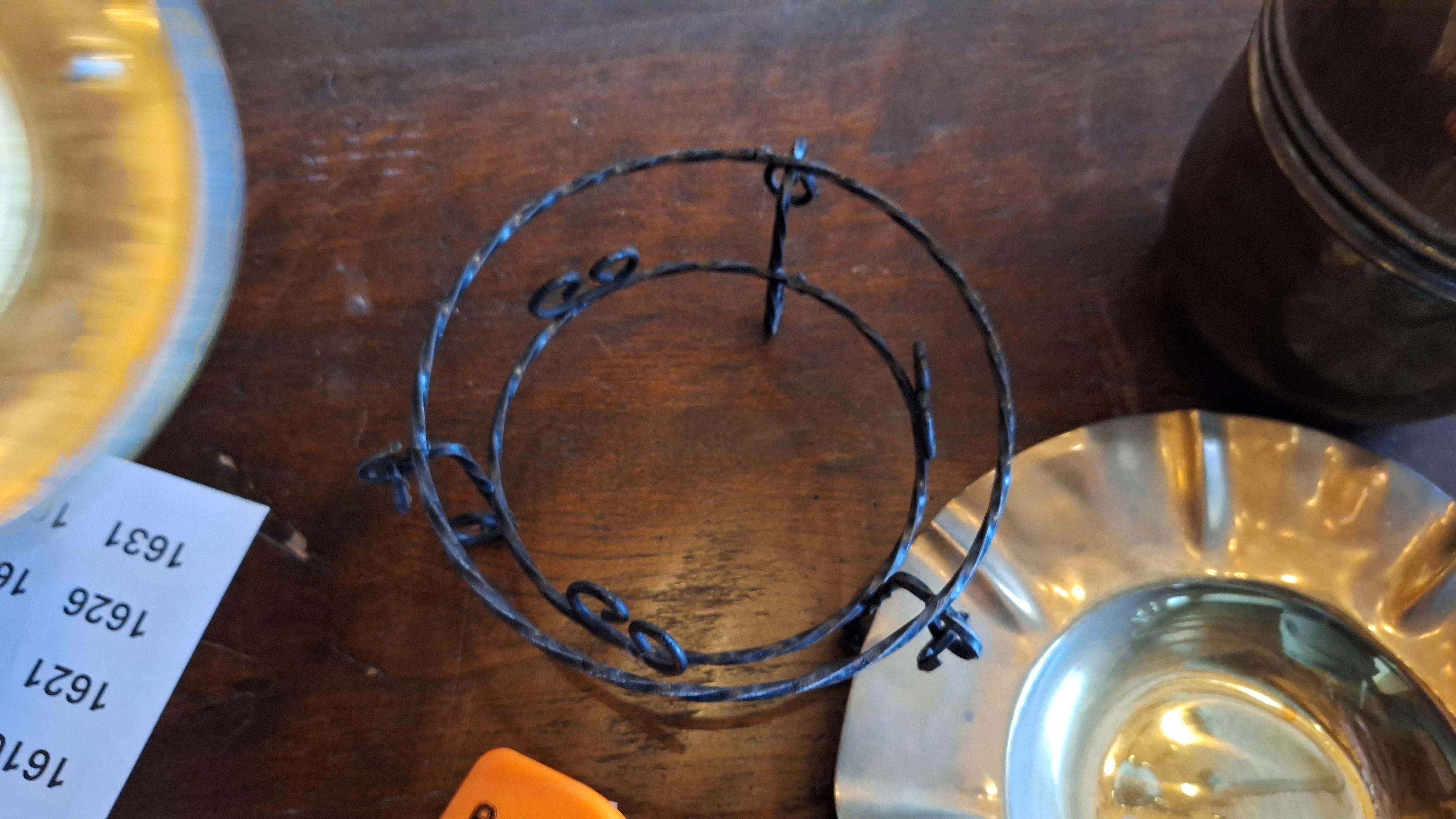 Klassieke koffie-of theekan op een driepotige brander inclusief bijbehorende schotel – foto 4 – kavel bij Goeiendeal, Houthalen-Helchteren