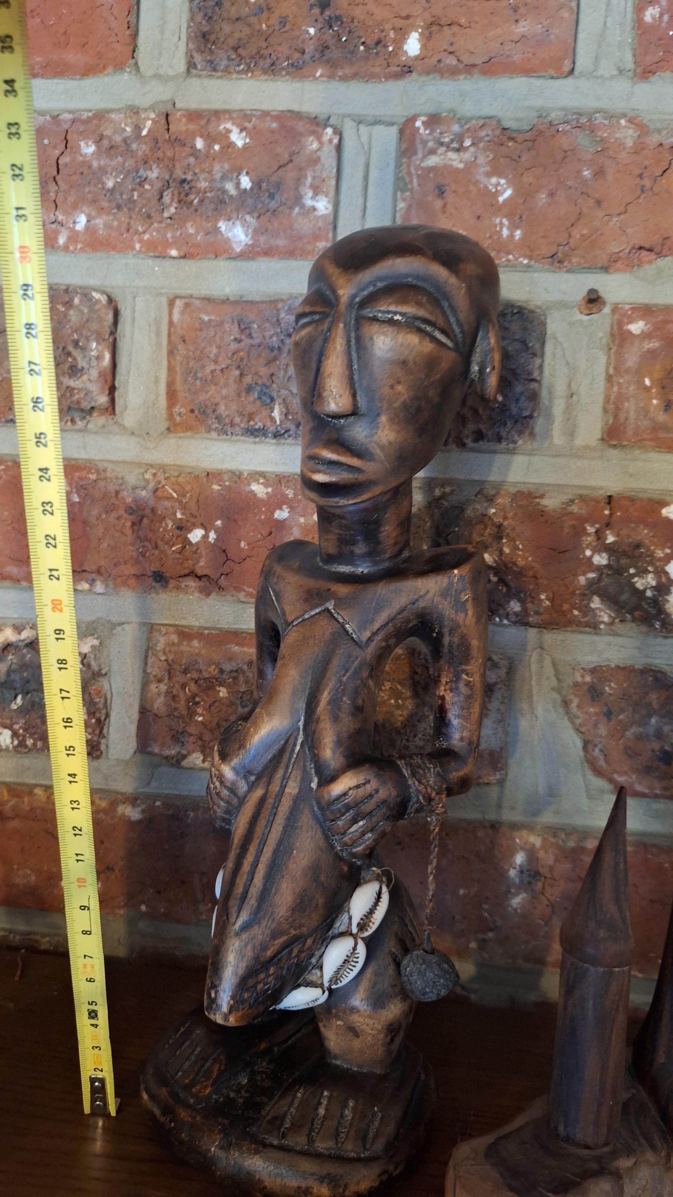 Drie diverse handgesneden Afrikaanse houten sculpturen – foto 2 – kavel bij Goeiendeal, Houthalen-Helchteren