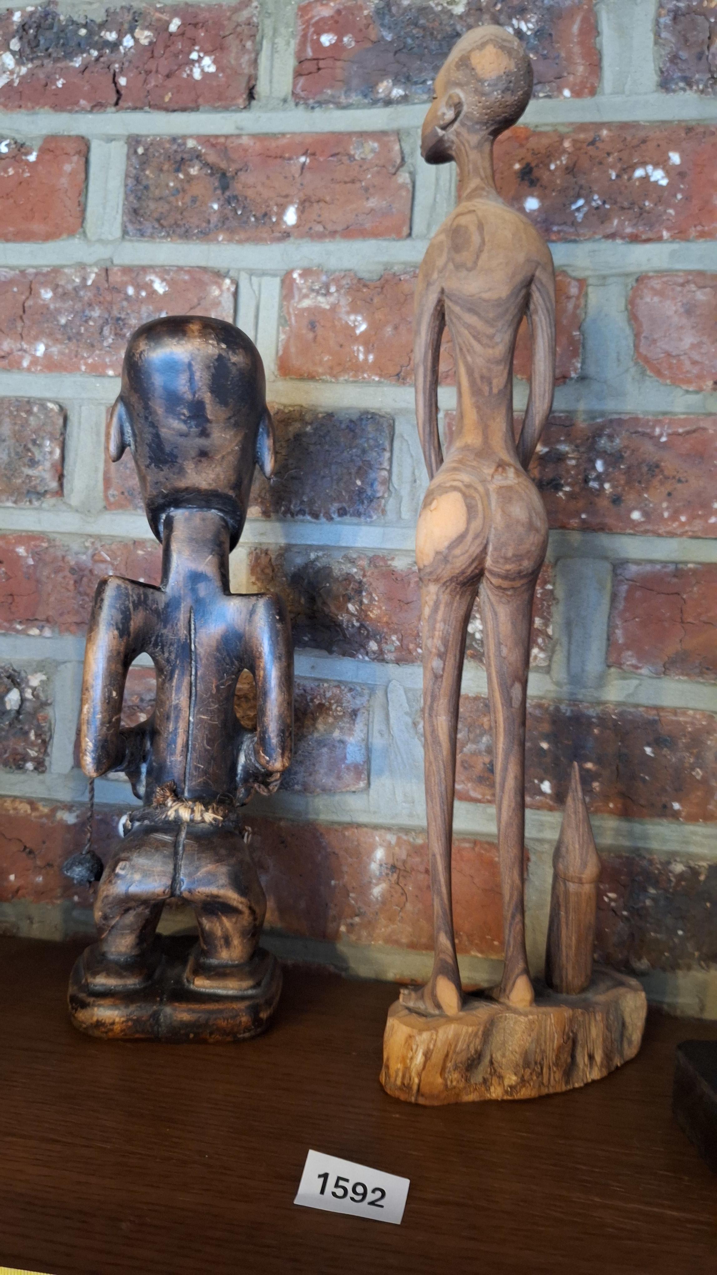 Drie diverse handgesneden Afrikaanse houten sculpturen – foto 3 – kavel bij Goeiendeal, Houthalen-Helchteren