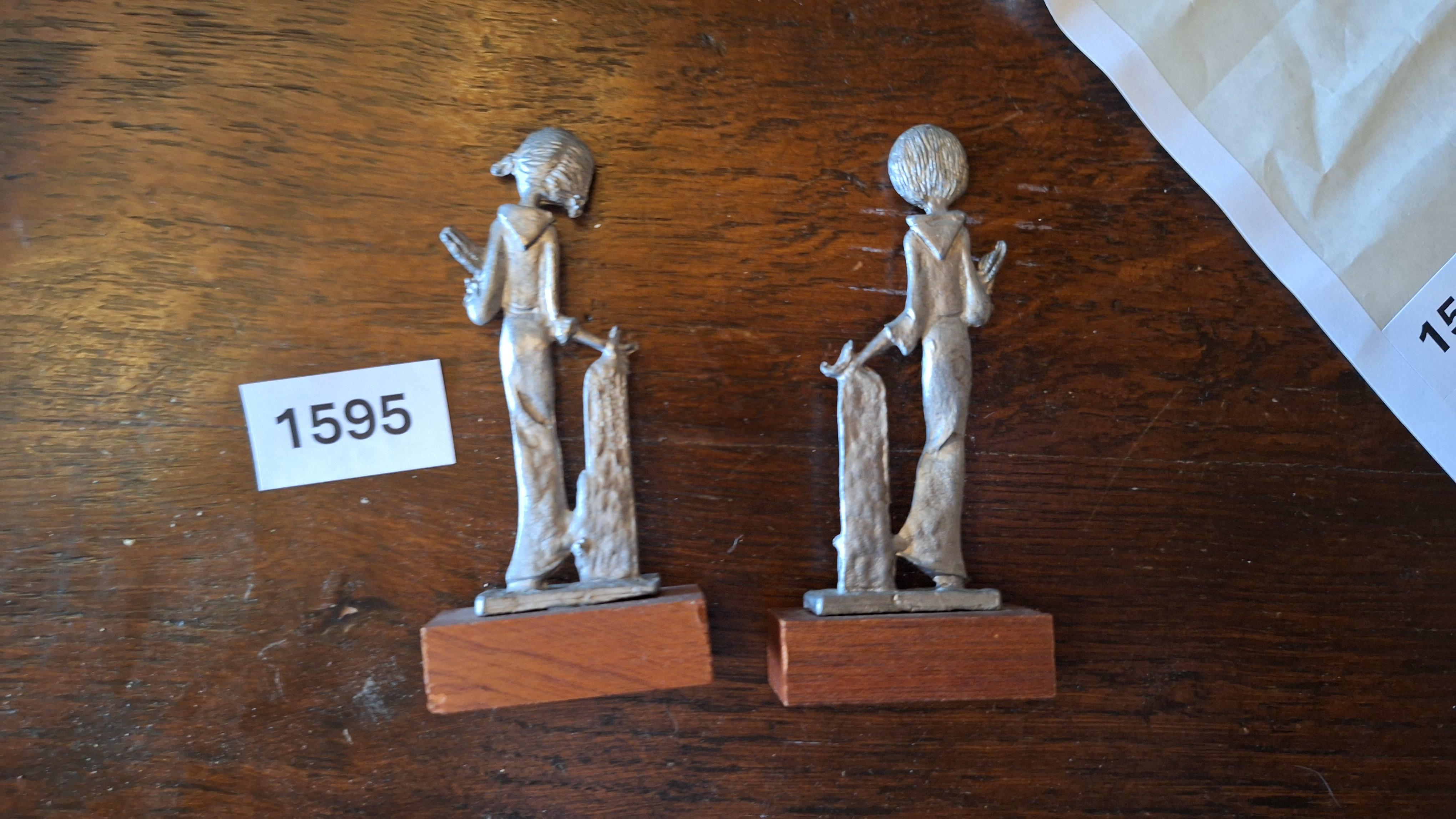 Set van twee kleine decoratieve beeldjes op een houten voet – foto 3 – kavel bij Goeiendeal, Houthalen-Helchteren