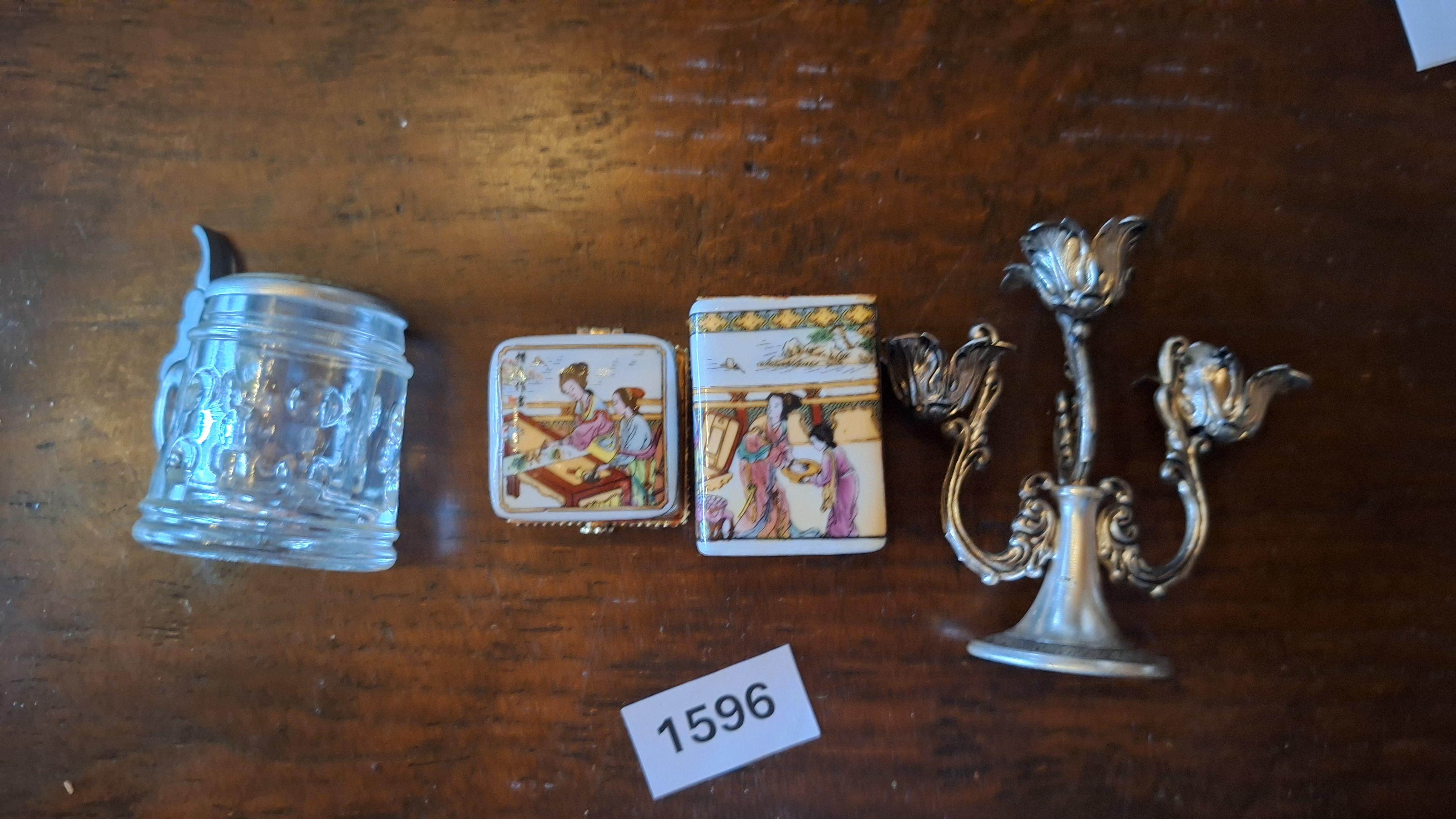 Verzameling van een miniatuur bierpul, twee gedecoreerde porseleinen doosjes en een kleine kandelaar – kavel bij Goeiendeal, Houthalen-Helchteren