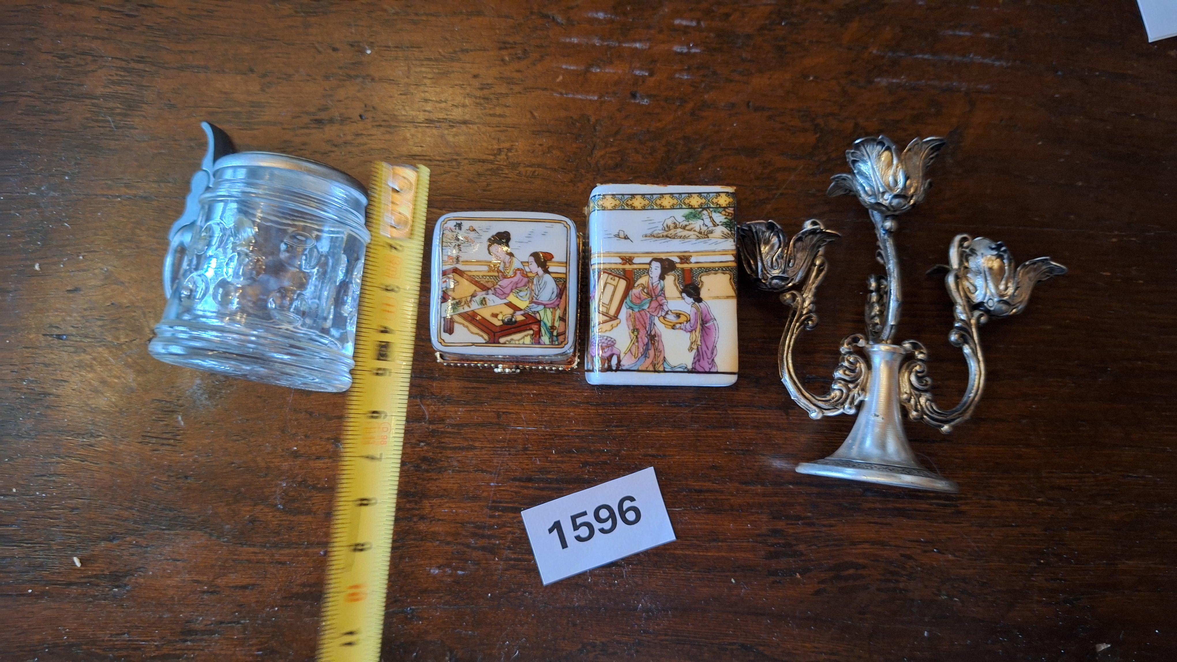 Verzameling van een miniatuur bierpul, twee gedecoreerde porseleinen doosjes en een kleine kandelaar – foto 2 – kavel bij Goeiendeal, Houthalen-Helchteren