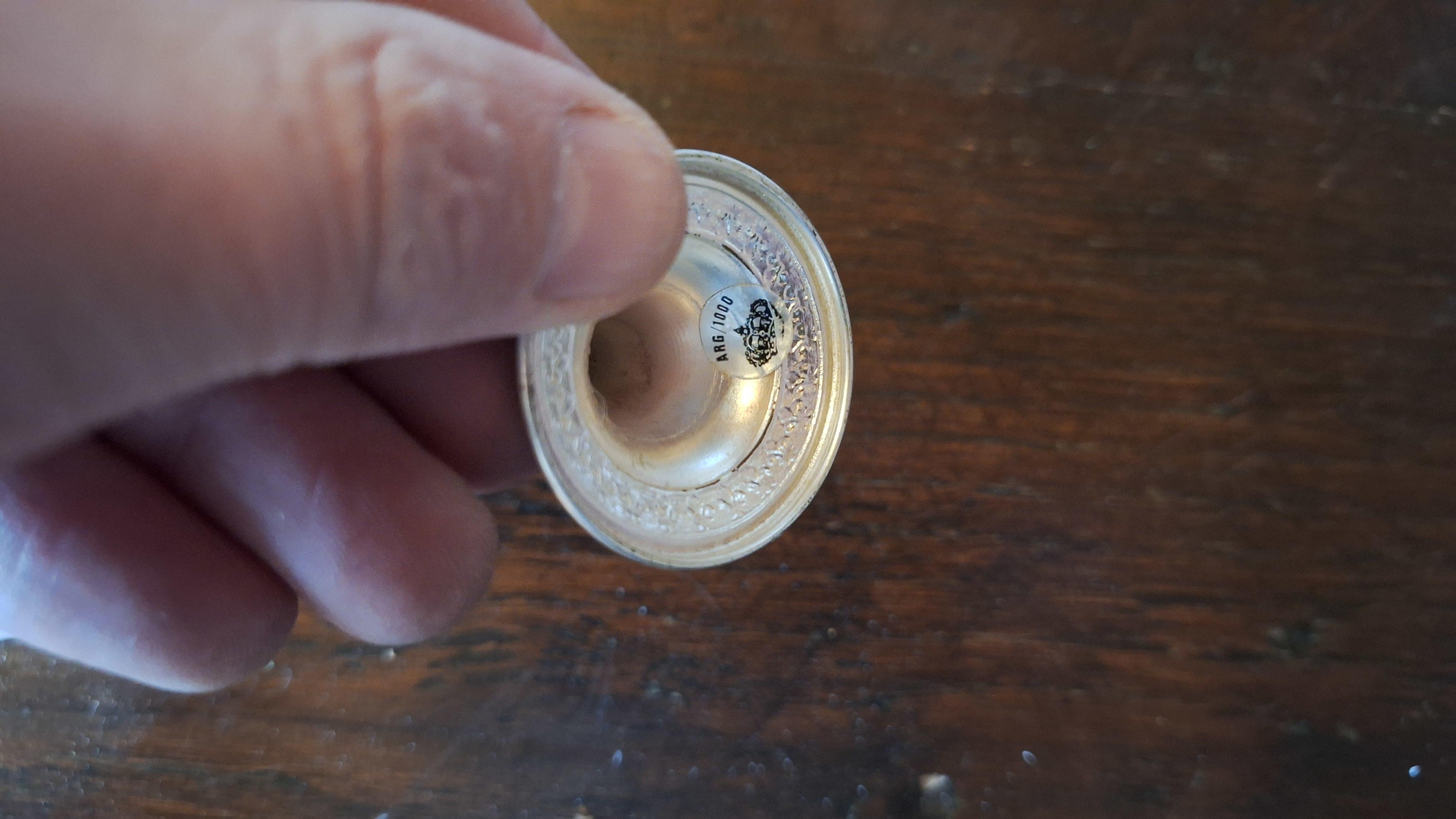 Verzameling van een miniatuur bierpul, twee gedecoreerde porseleinen doosjes en een kleine kandelaar – foto 3 – kavel bij Goeiendeal, Houthalen-Helchteren