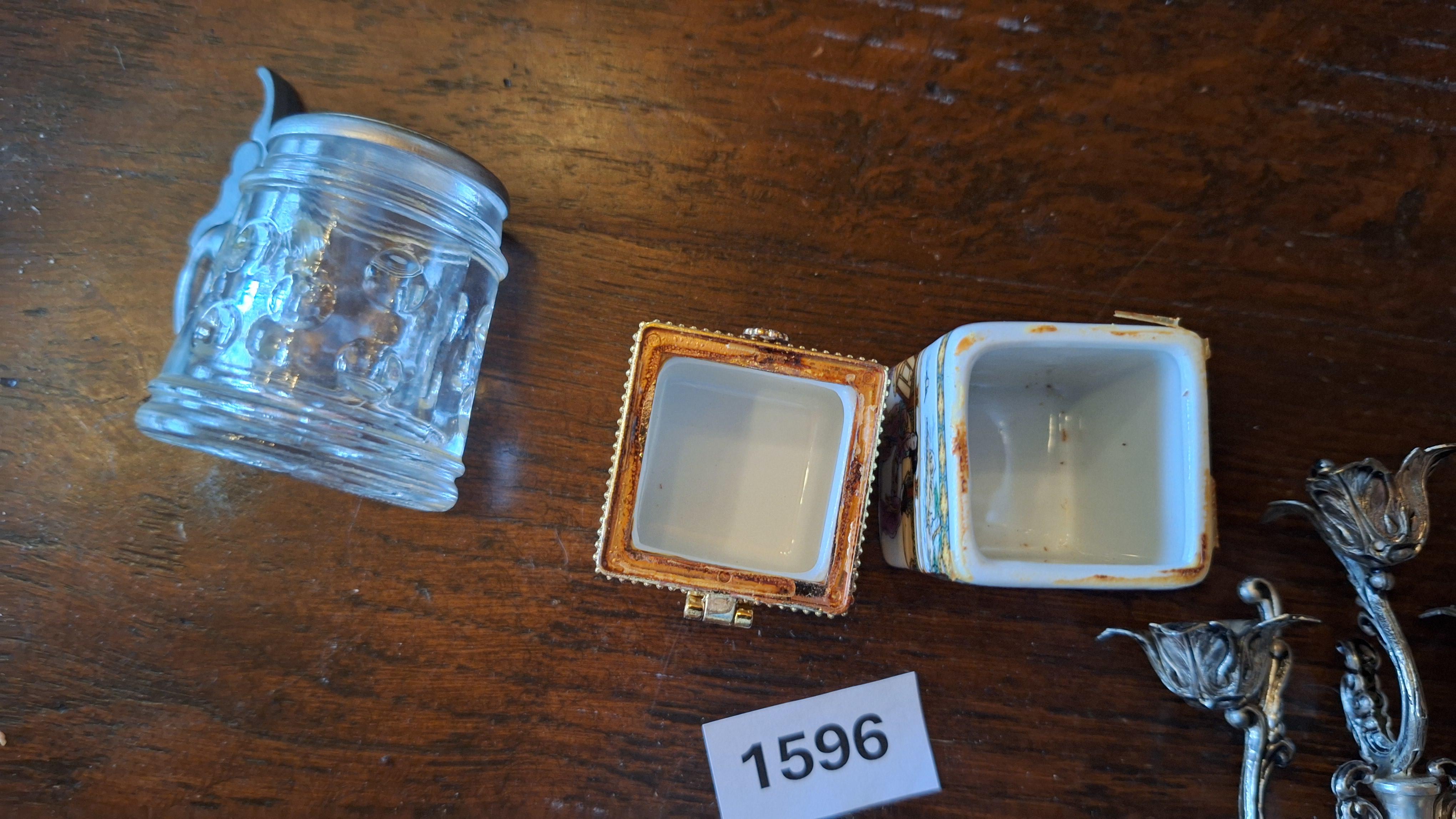 Verzameling van een miniatuur bierpul, twee gedecoreerde porseleinen doosjes en een kleine kandelaar – foto 4 – kavel bij Goeiendeal, Houthalen-Helchteren