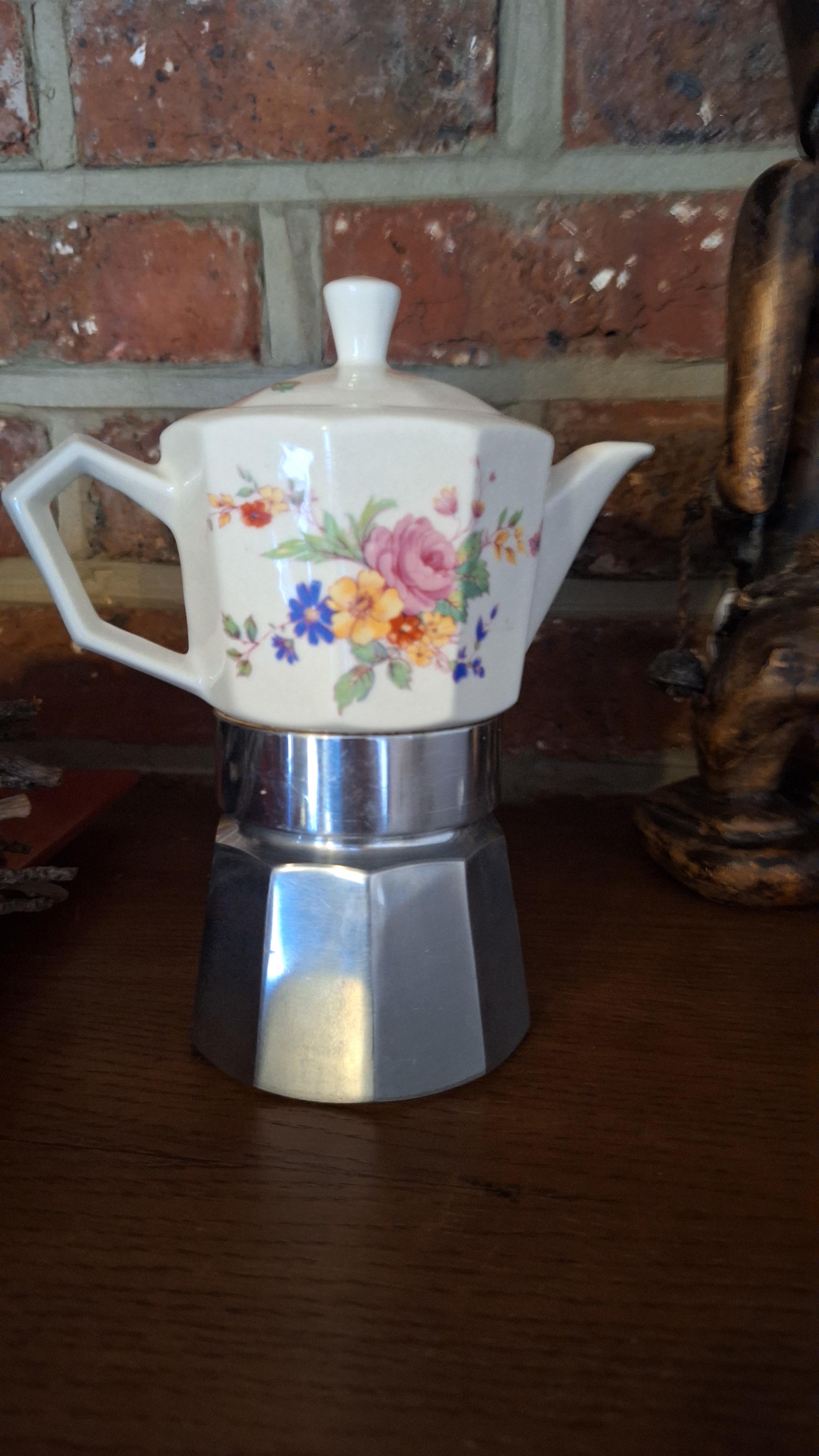 Klassieke Italiaanse percolator met een porseleinen bovenkant voorzien van een bloemendecor – foto 2 – kavel bij Goeiendeal, Houthalen-Helchteren