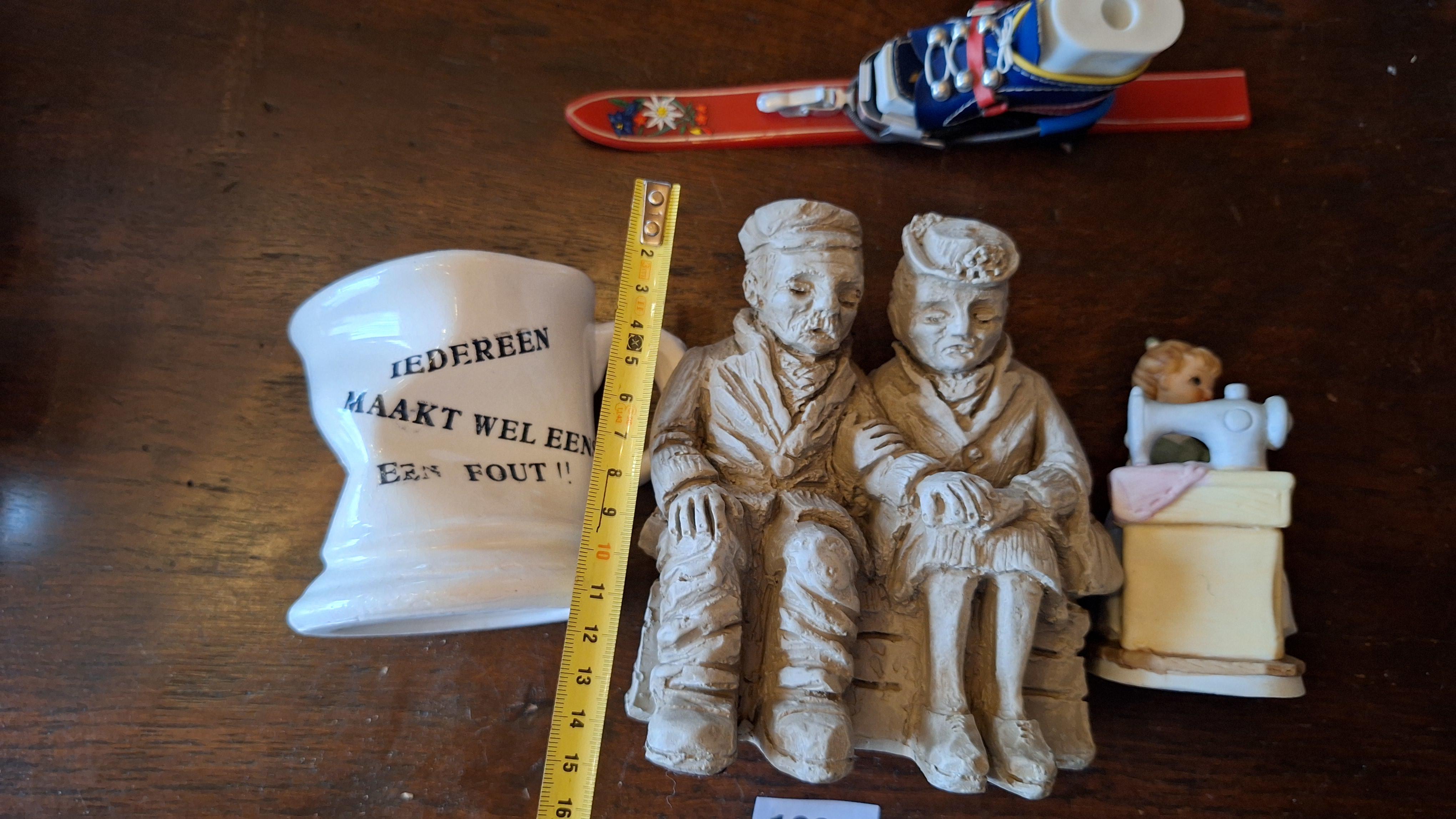 Vier diverse decoratieve beeldjes waaronder een zittend oud paar, een miniatuur ski en een naaistertje – kavel bij Goeiendeal, Houthalen-Helchteren