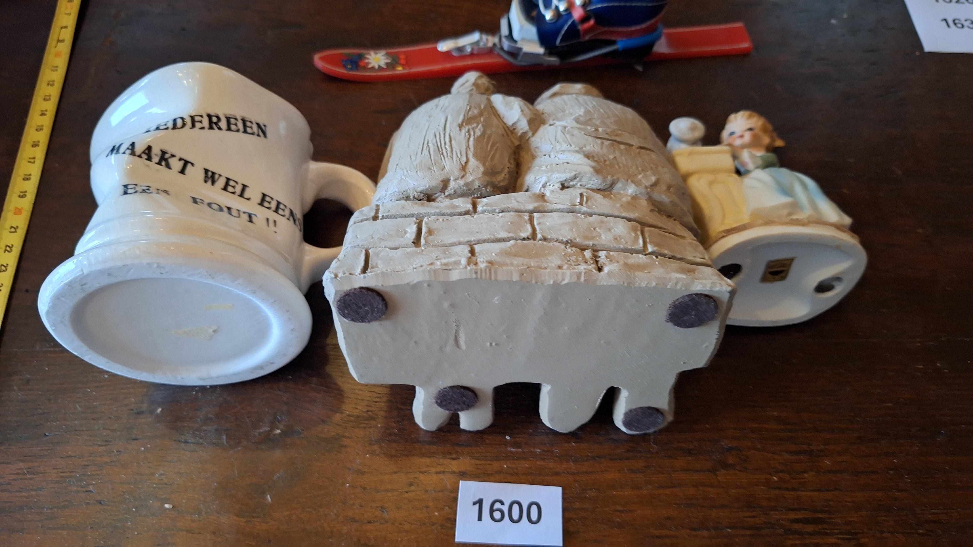 Vier diverse decoratieve beeldjes waaronder een zittend oud paar, een miniatuur ski en een naaistertje – foto 2 – kavel bij Goeiendeal, Houthalen-Helchteren