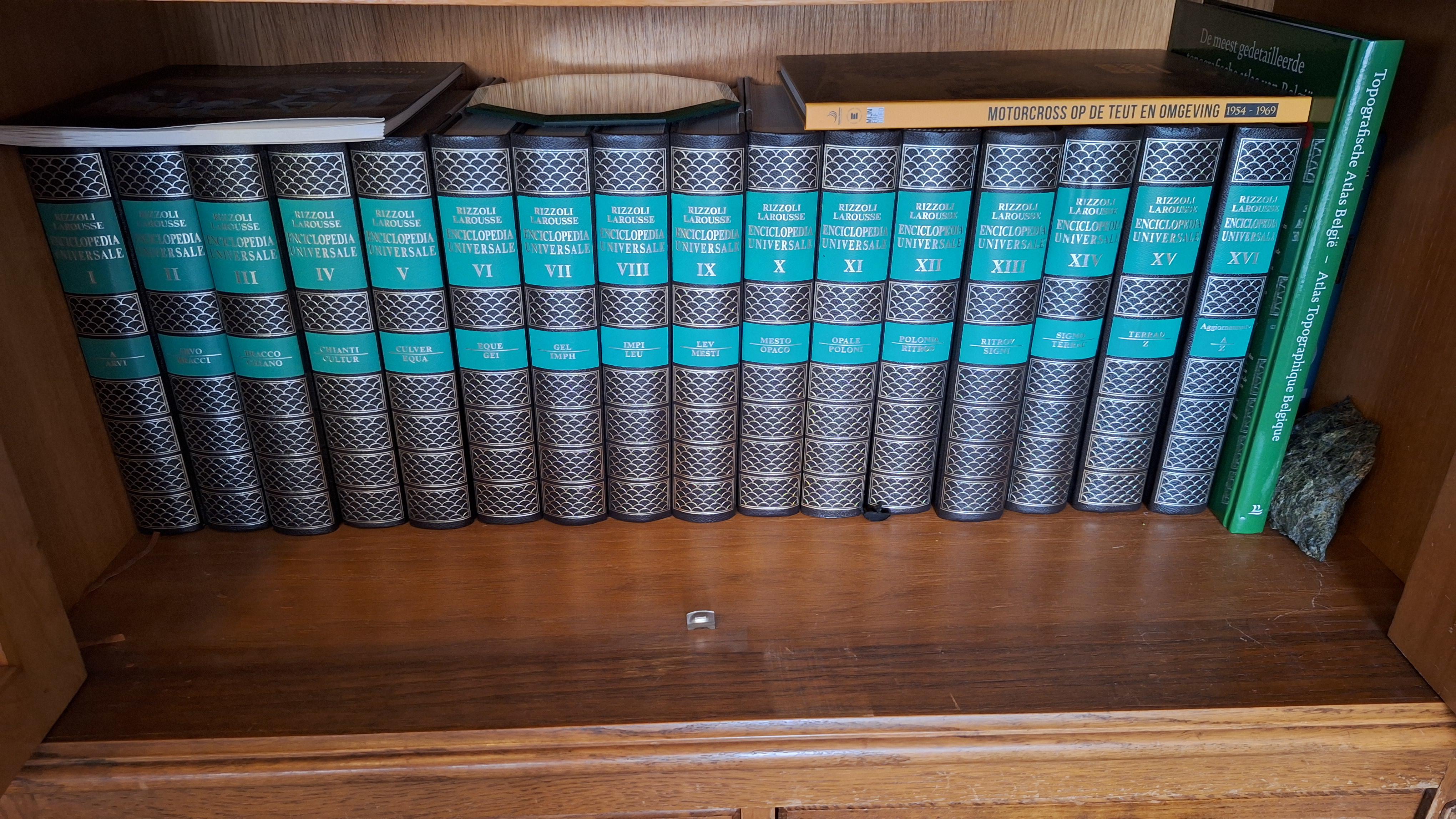 Uitgebreide collectie encyclopedieën en atlassen waaronder de Grote Nederlandse Larousse Encyclopedie – foto 4 – kavel bij Goeiendeal, Houthalen-Helchteren
