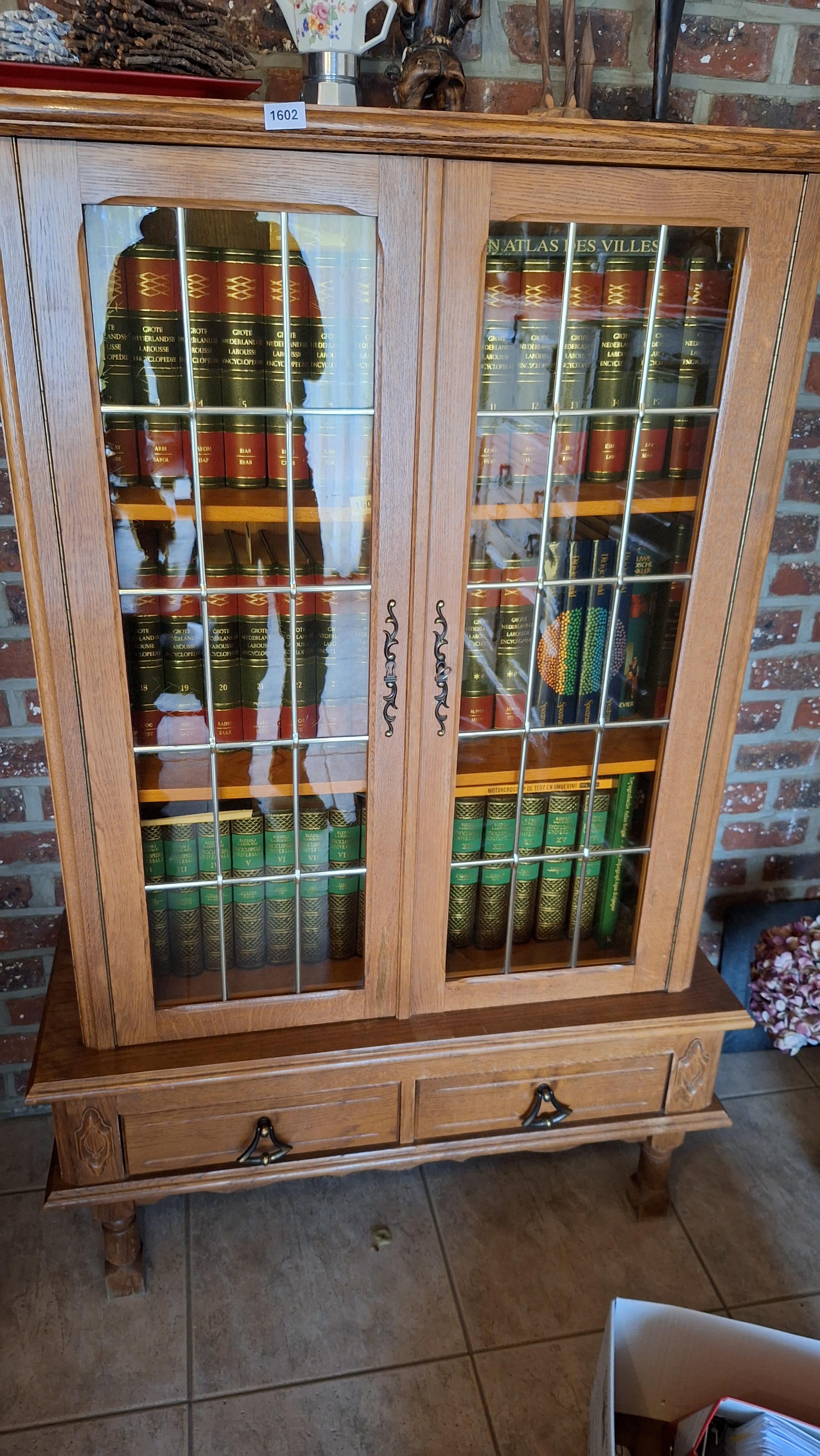 Klassieke eikenhouten vitrinekast met twee glazen deuren voorzien van roedeverdeling en twee laden zonde rinhoud – kavel bij Goeiendeal, Houthalen-Helchteren