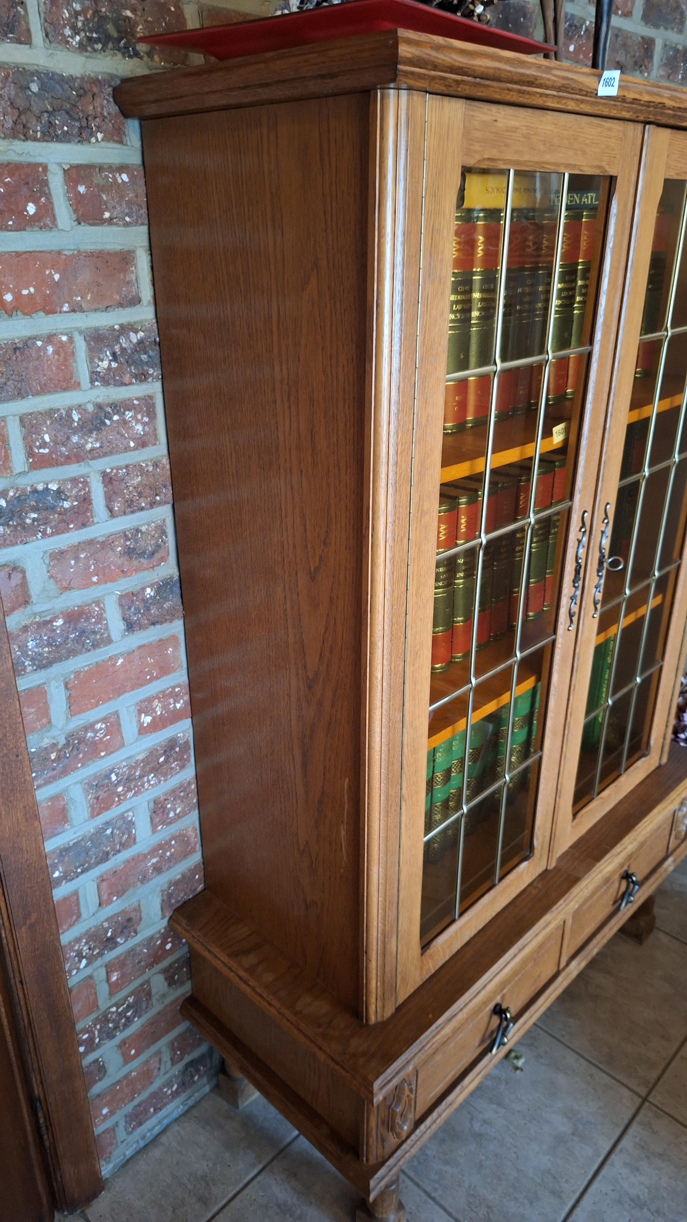 Klassieke eikenhouten vitrinekast met twee glazen deuren voorzien van roedeverdeling en twee laden zonde rinhoud – foto 3 – kavel bij Goeiendeal, Houthalen-Helchteren