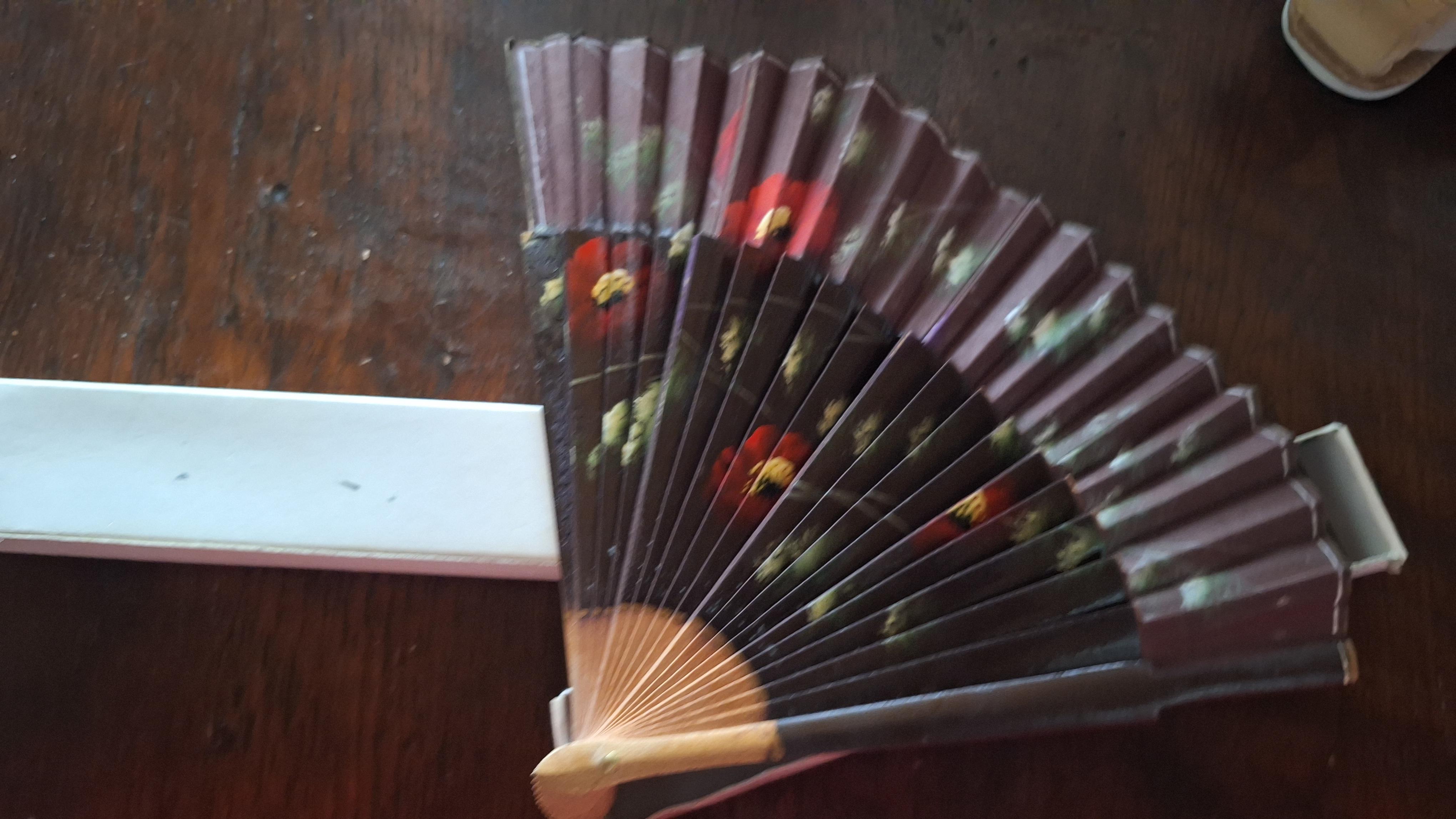 Decoratieve set bestaande uit twee ceremoniële speren met gekleurde handvaten en een handwaaier in originele doosjes – foto 4 – kavel bij Goeiendeal, Houthalen-Helchteren