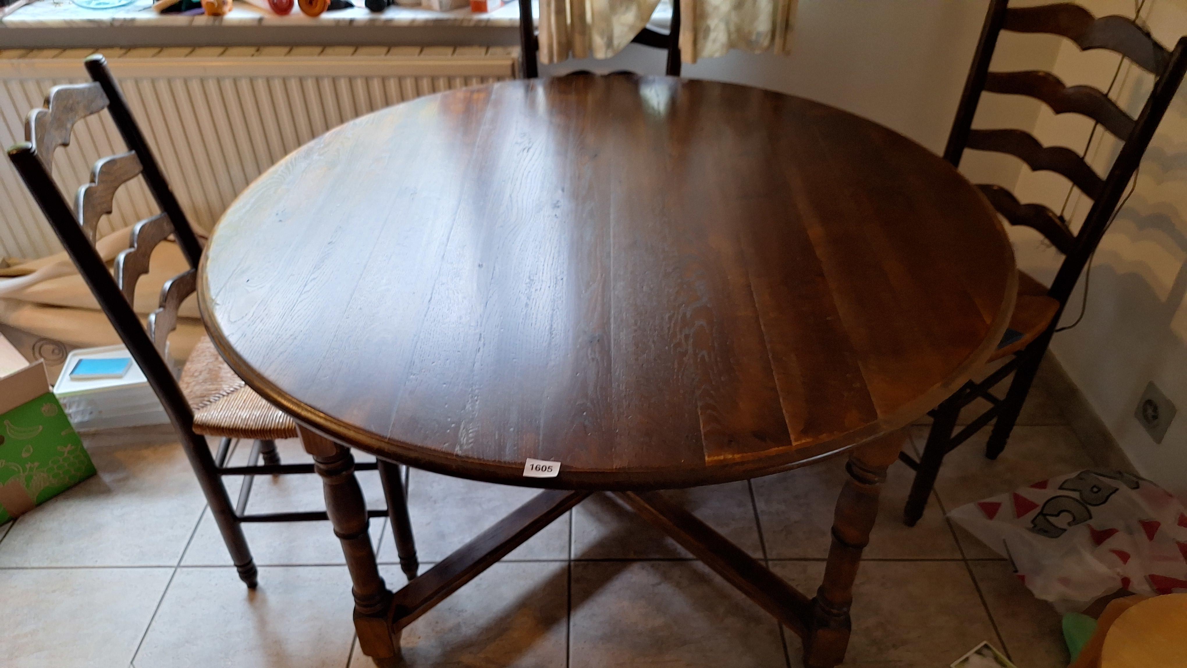 Rustieke ronde eettafel met een gekruist onderstel en bijbehorende stoelen – kavel bij Goeiendeal, Houthalen-Helchteren