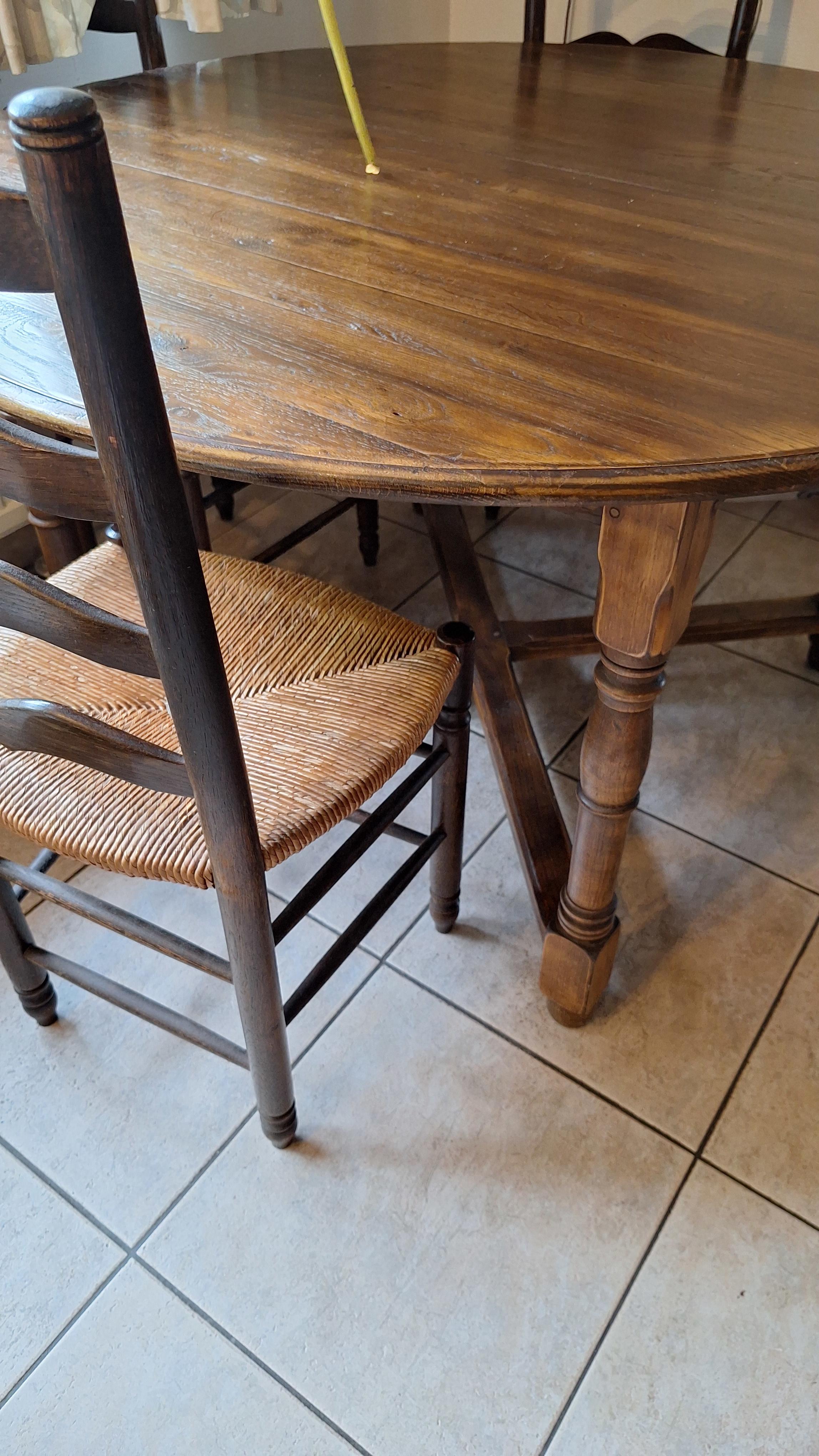 Rustieke ronde eettafel met een gekruist onderstel en bijbehorende stoelen – foto 3 – kavel bij Goeiendeal, Houthalen-Helchteren
