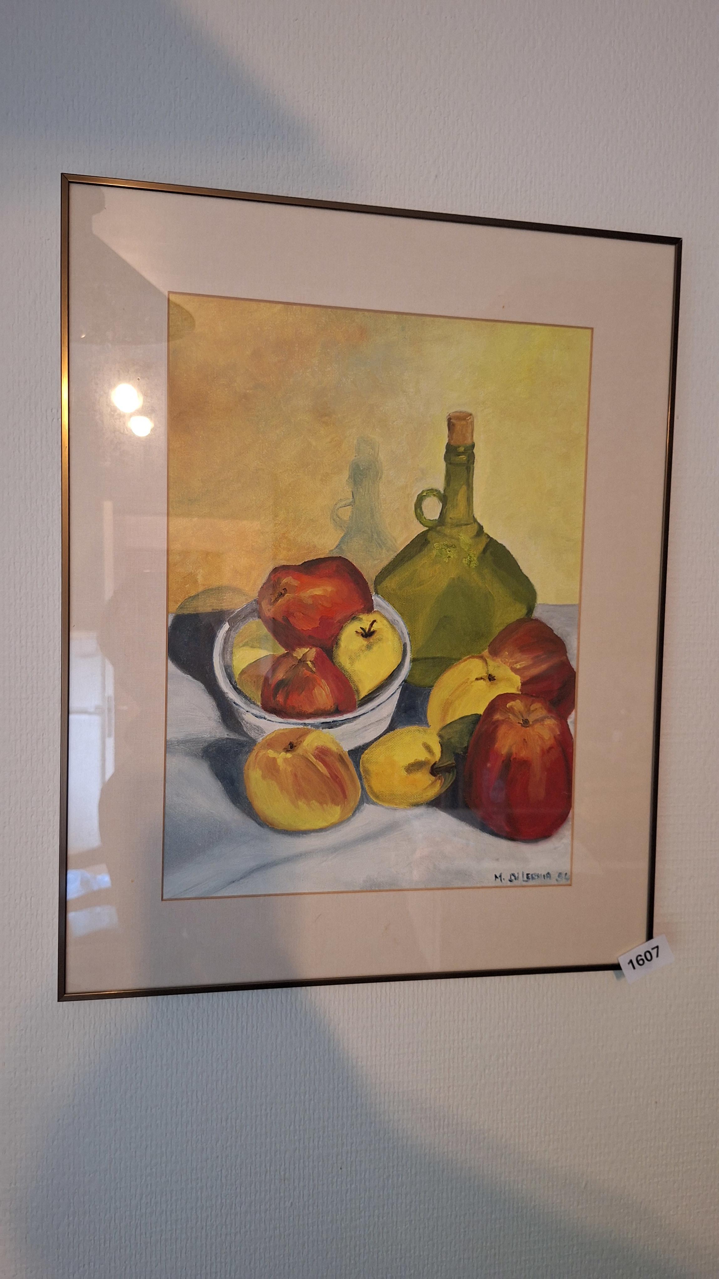 Ingekleurd stilleven van appels en een glazen fles in een dunne goudkleurige lijst gesigneerd – kavel bij Goeiendeal, Houthalen-Helchteren