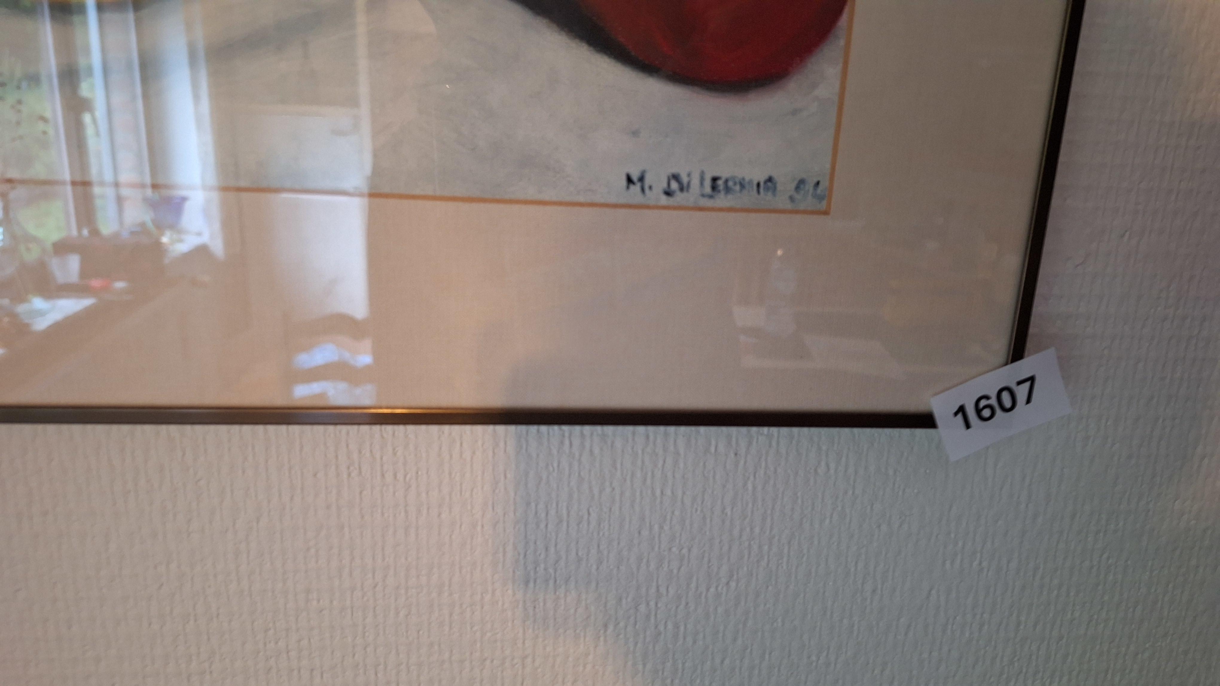 Ingekleurd stilleven van appels en een glazen fles in een dunne goudkleurige lijst gesigneerd – foto 2 – kavel bij Goeiendeal, Houthalen-Helchteren