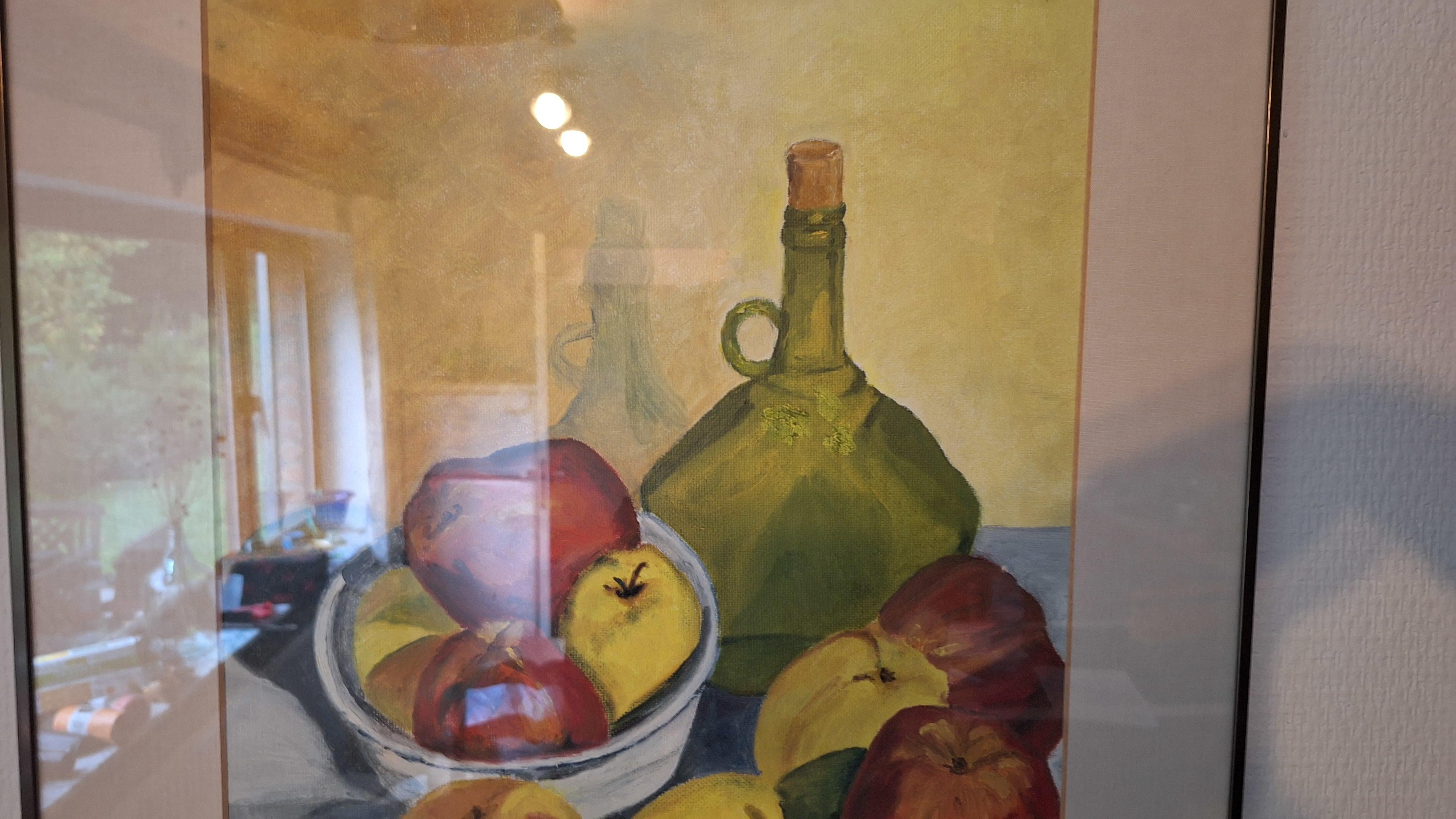 Ingekleurd stilleven van appels en een glazen fles in een dunne goudkleurige lijst gesigneerd – foto 3 – kavel bij Goeiendeal, Houthalen-Helchteren