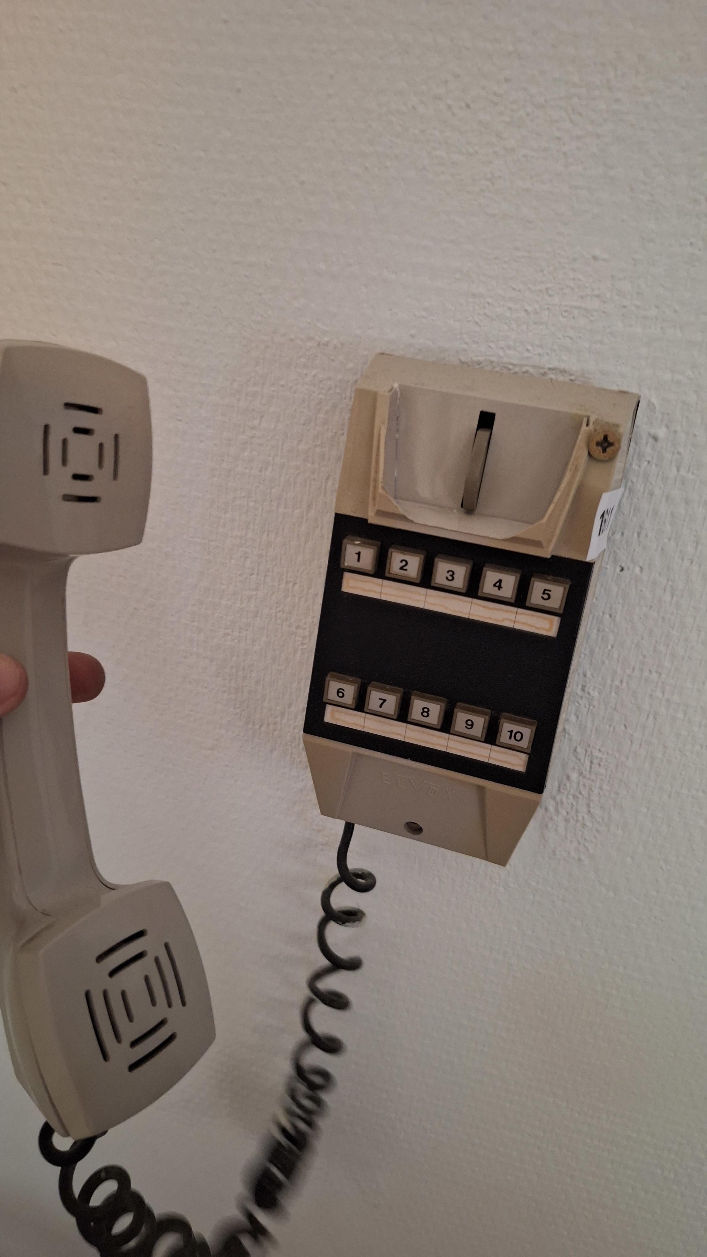 Klassiek beige wandtelefoontoestel met druktoetsen – foto 2 – kavel bij Goeiendeal, Houthalen-Helchteren