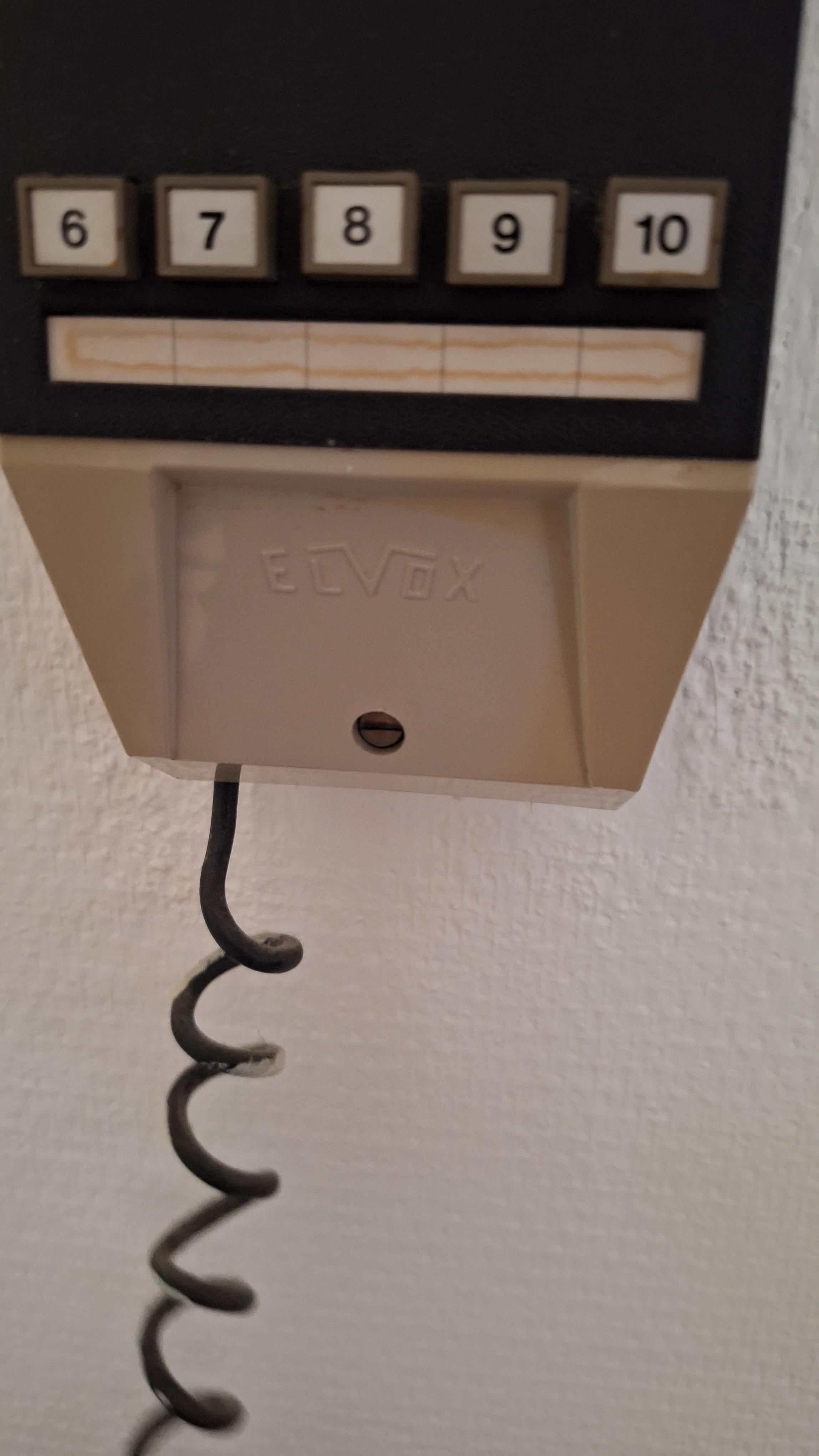 Klassiek beige wandtelefoontoestel met druktoetsen – foto 3 – kavel bij Goeiendeal, Houthalen-Helchteren