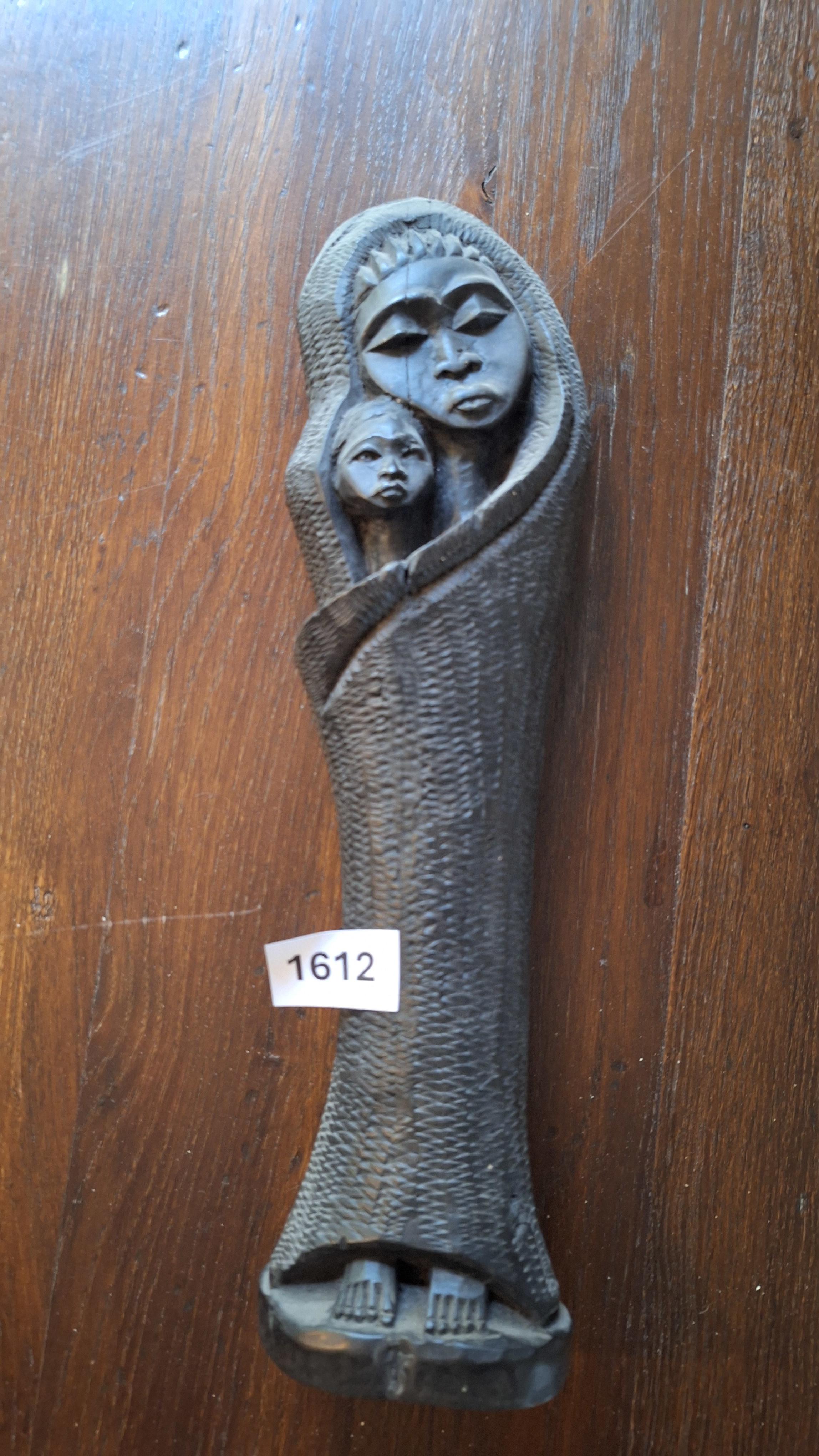 Handgesneden Afrikaans houten sculptuur van een moeder en kind – kavel bij Goeiendeal, Houthalen-Helchteren