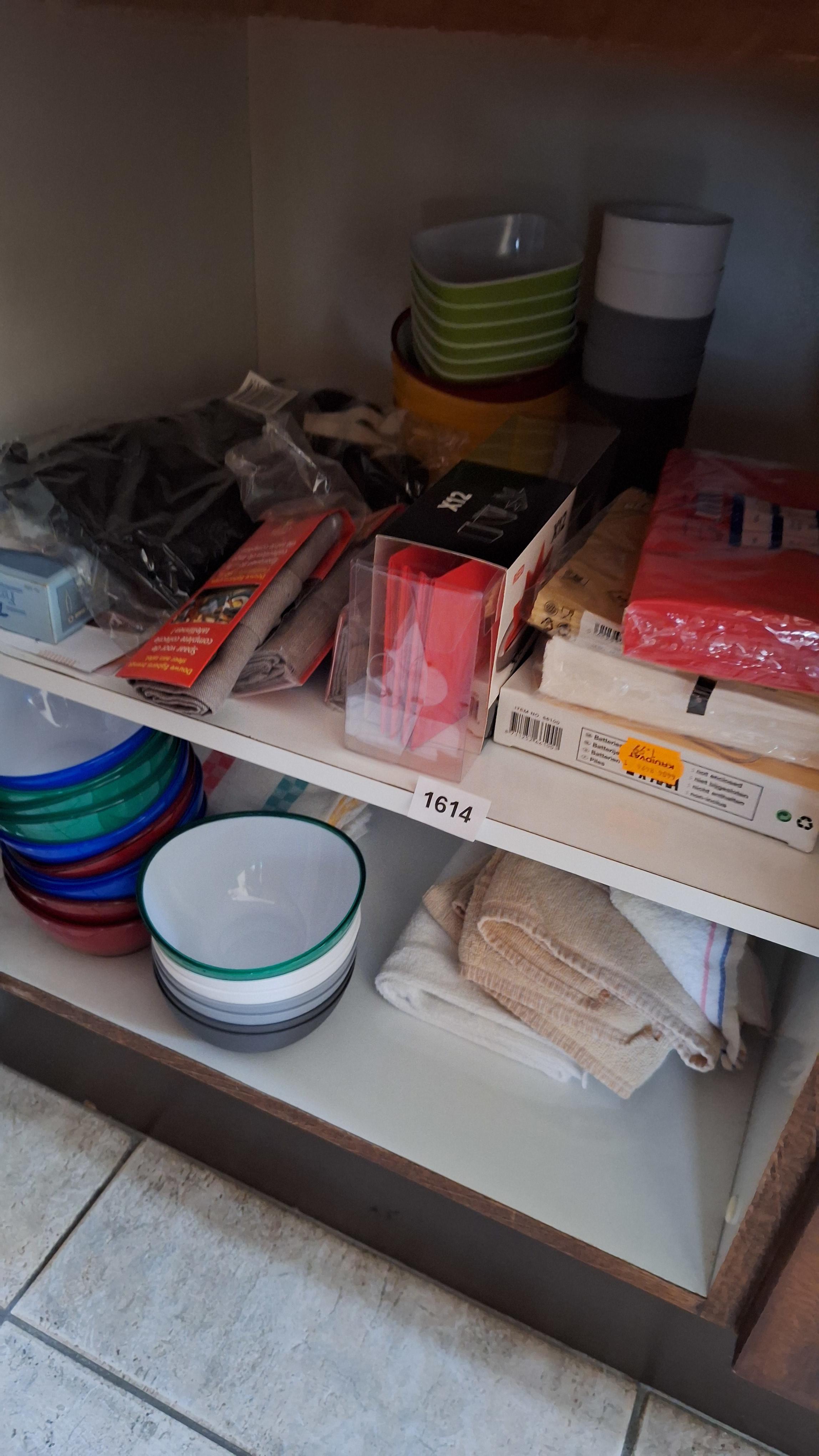 Inhoud van een keukenkast met diverse plastic kommen, servetten en handdoeken – kavel bij Goeiendeal, Houthalen-Helchteren