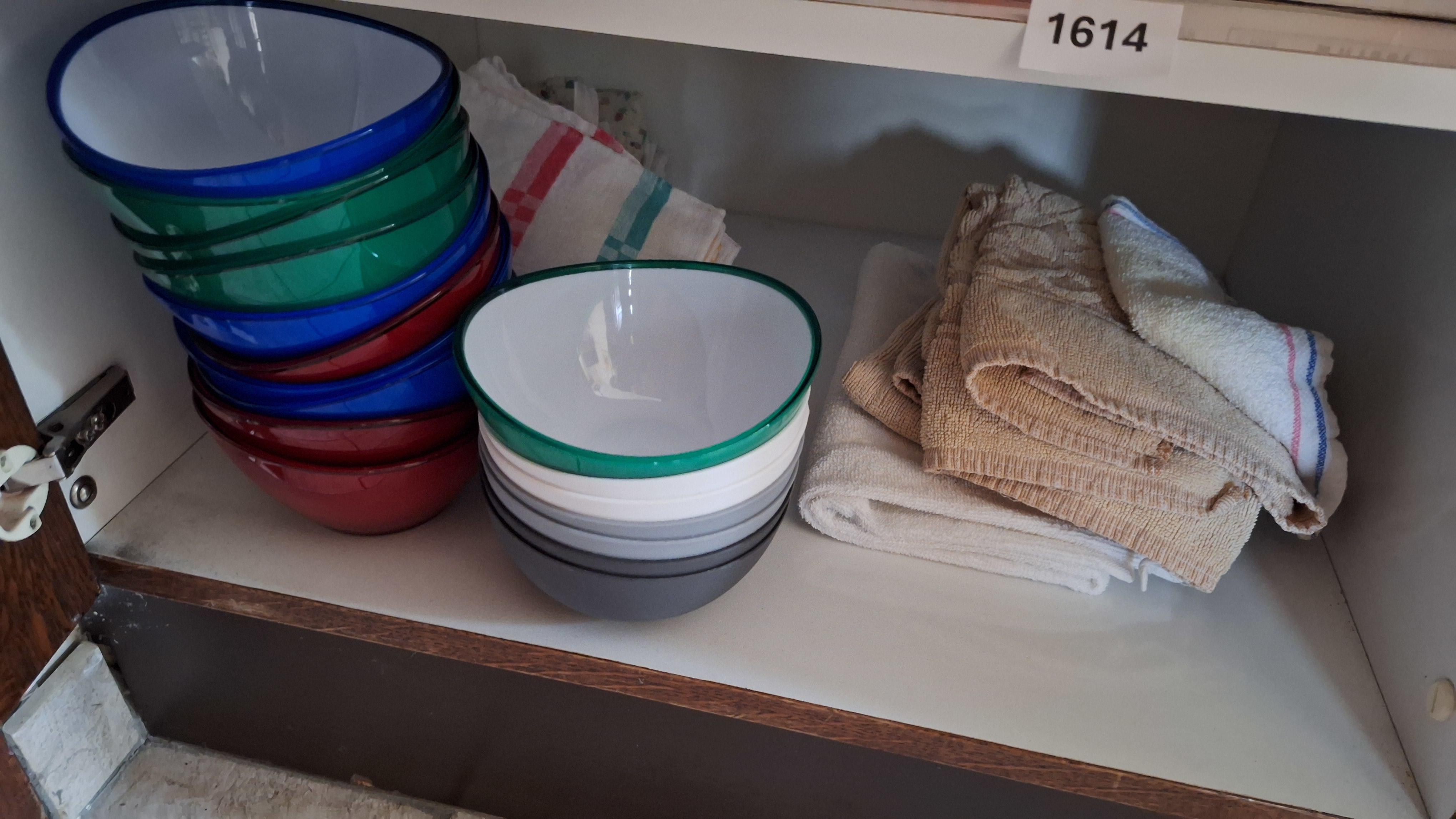 Inhoud van een keukenkast met diverse plastic kommen, servetten en handdoeken – foto 2 – kavel bij Goeiendeal, Houthalen-Helchteren
