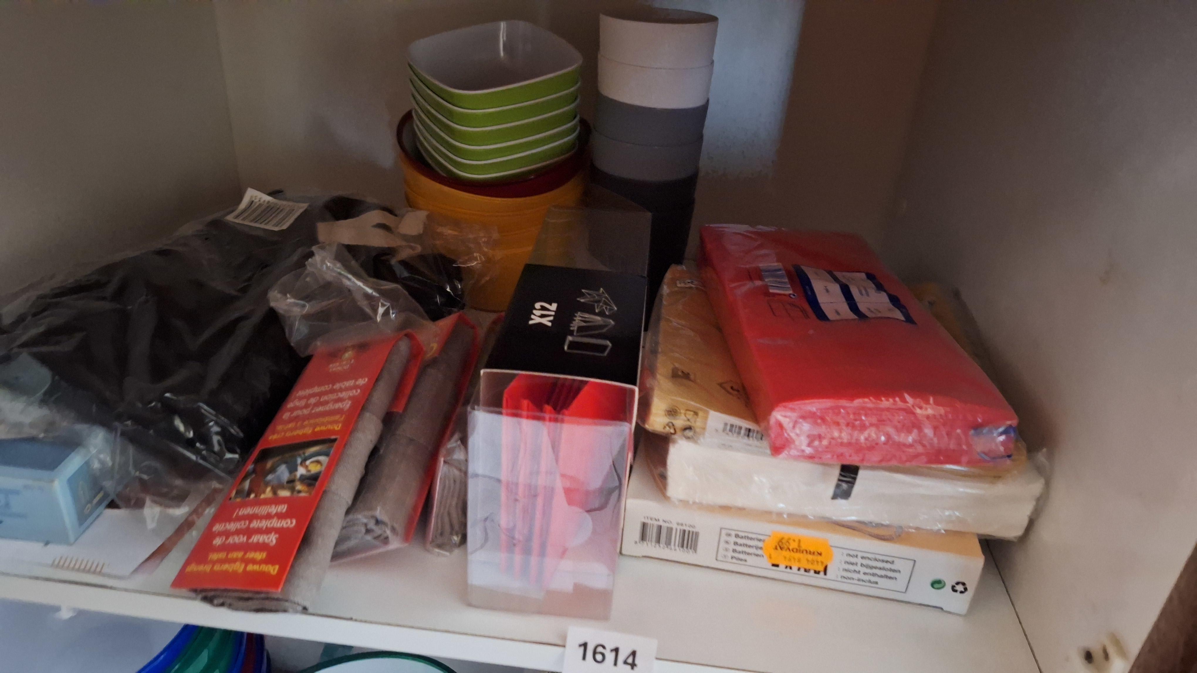 Inhoud van een keukenkast met diverse plastic kommen, servetten en handdoeken – foto 3 – kavel bij Goeiendeal, Houthalen-Helchteren