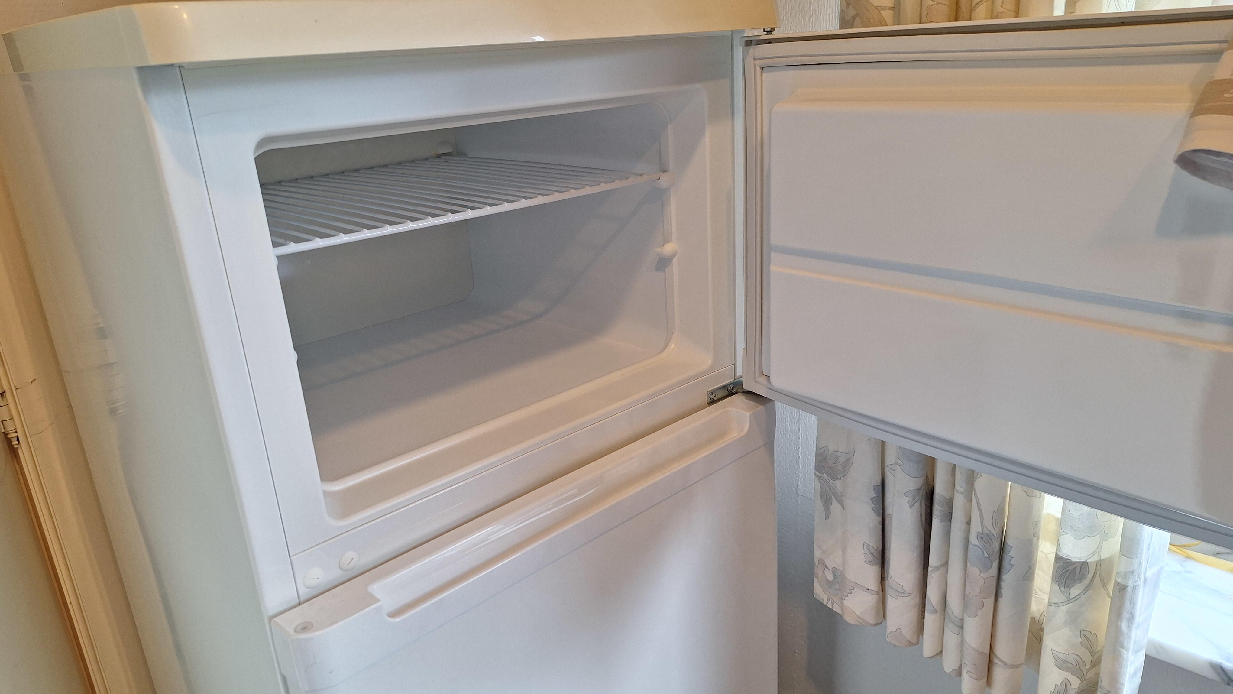 Wit model Zanussi koelkast met een apart vriesvak aan de bovenzijde getest en werkend – foto 3 – kavel bij Goeiendeal, Houthalen-Helchteren