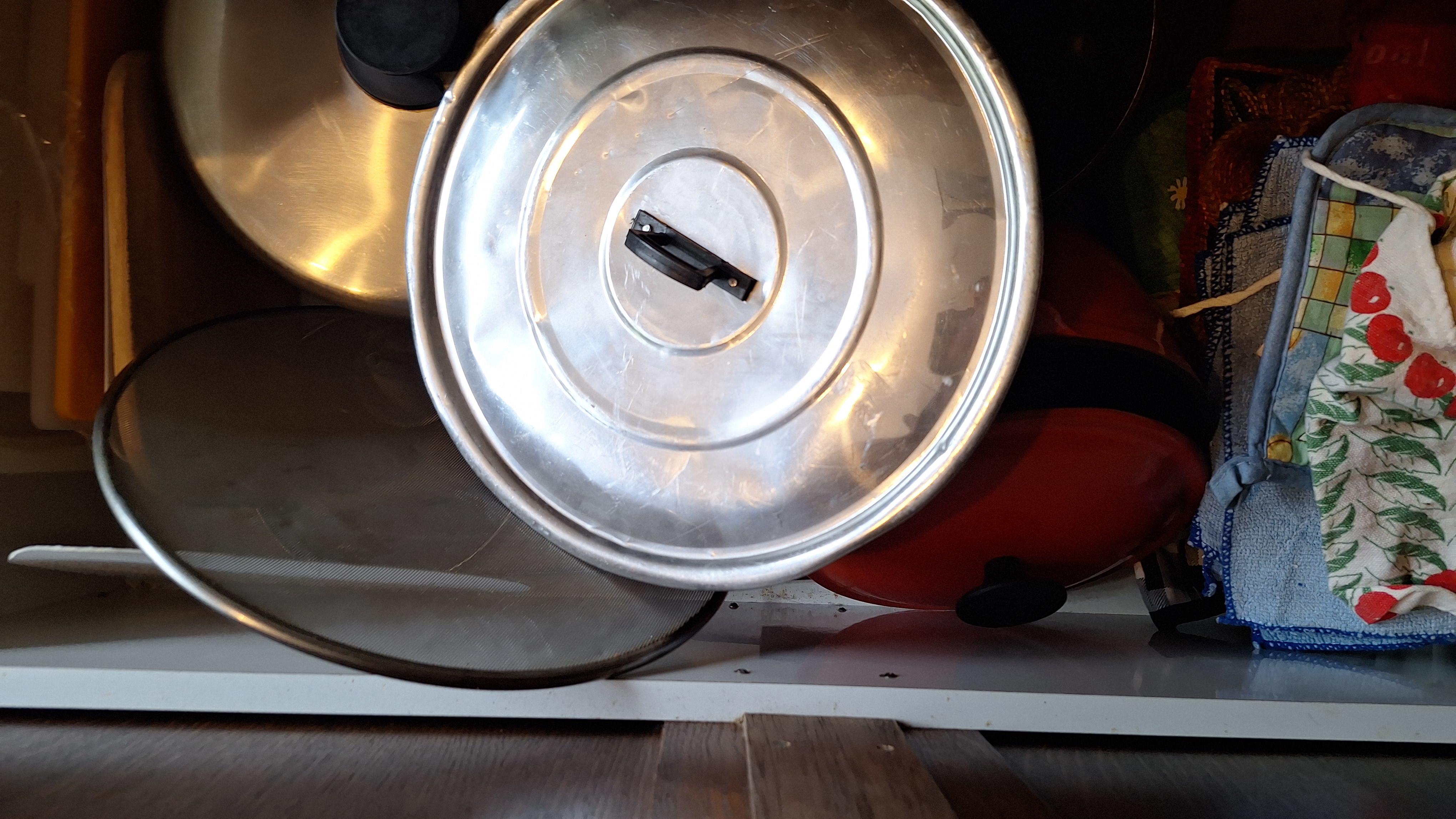 Inhoud van twee keukenschuiven bestaande uit diverse pannen, deksels, een trechter en ovenwanten – foto 2 – kavel bij Goeiendeal, Houthalen-Helchteren