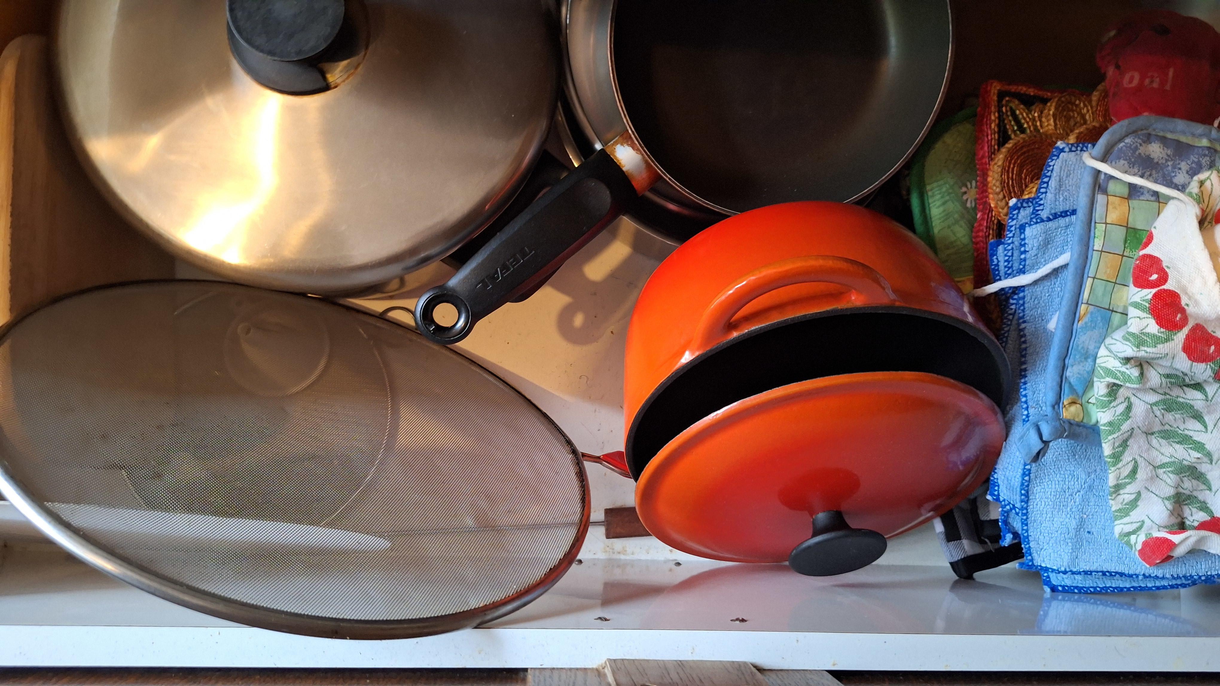 Inhoud van twee keukenschuiven bestaande uit diverse pannen, deksels, een trechter en ovenwanten – foto 3 – kavel bij Goeiendeal, Houthalen-Helchteren