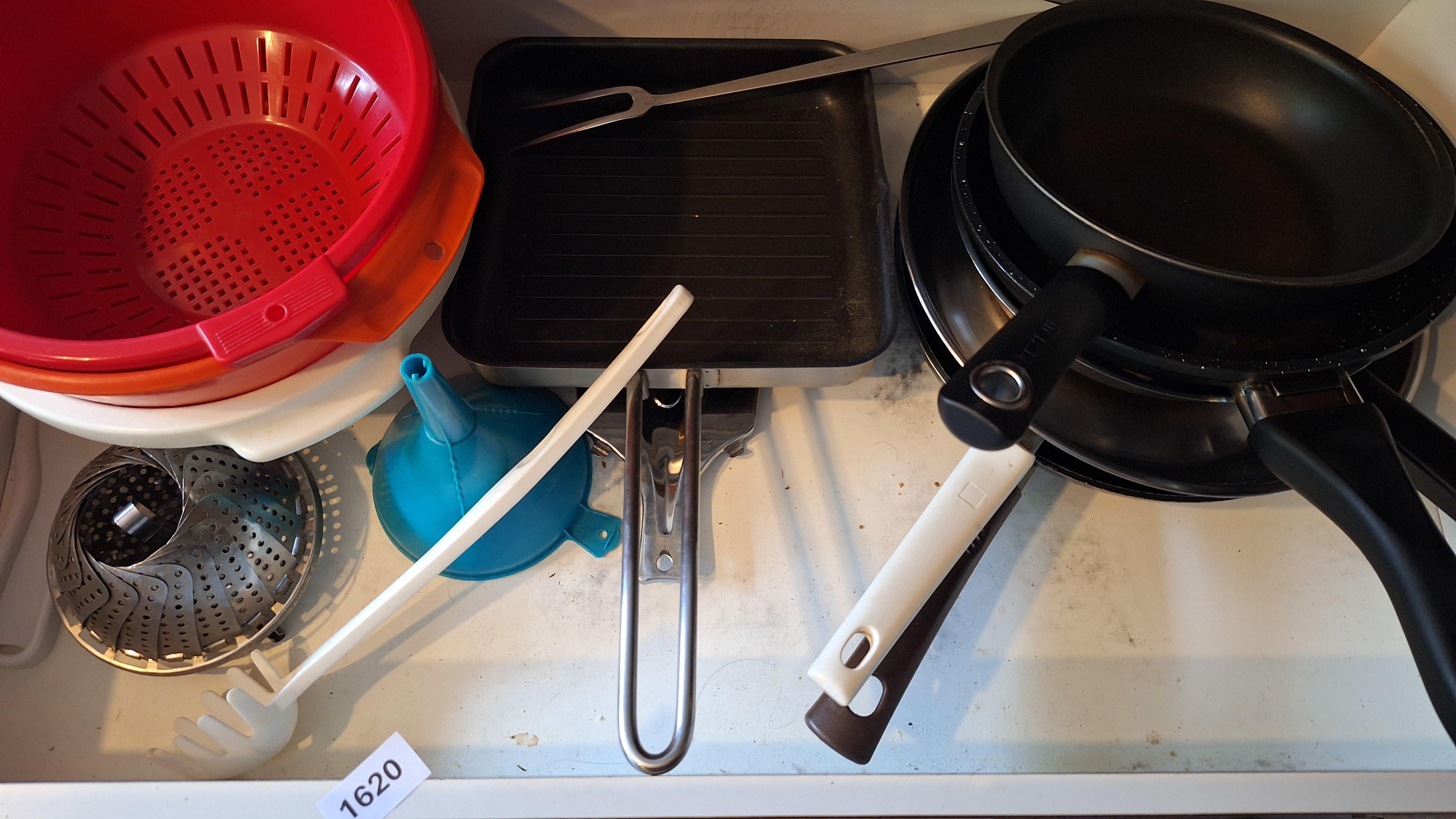 Inhoud van twee keukenschuiven bestaande uit diverse pannen, deksels, een trechter en ovenwanten – foto 4 – kavel bij Goeiendeal, Houthalen-Helchteren