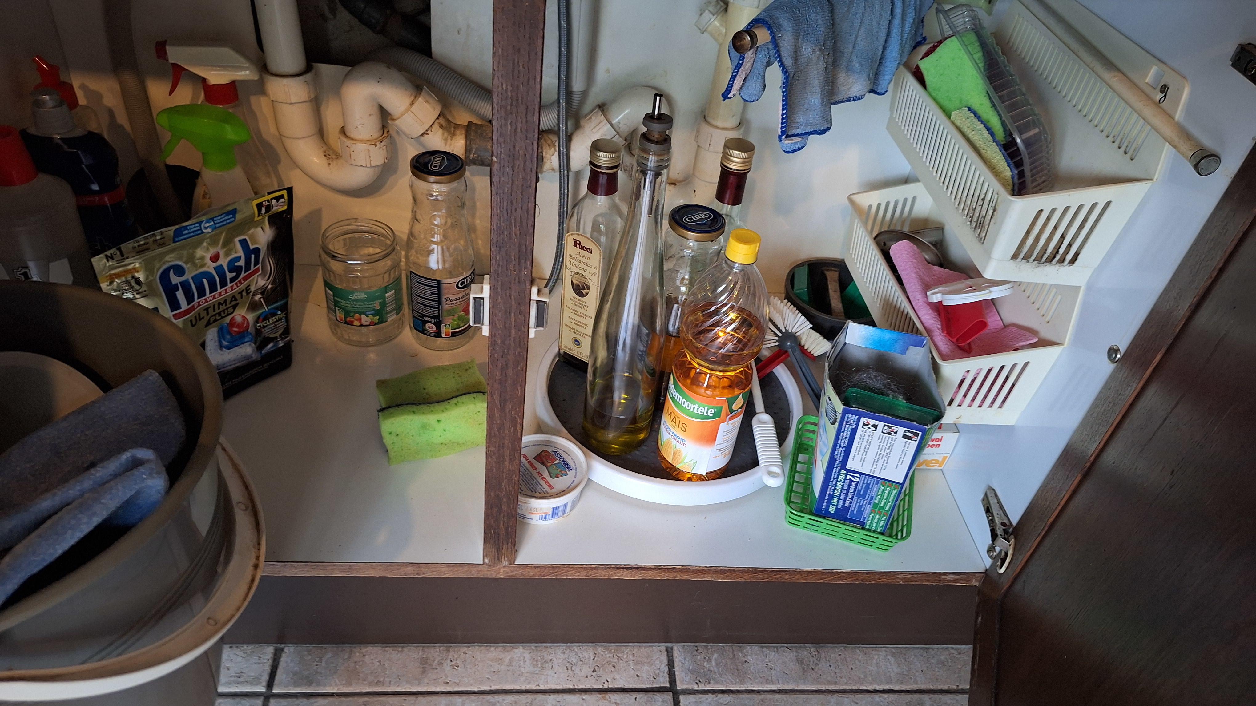 Inhoud van keukenkasten en besteklades – foto 7 – kavel bij Goeiendeal, Houthalen-Helchteren