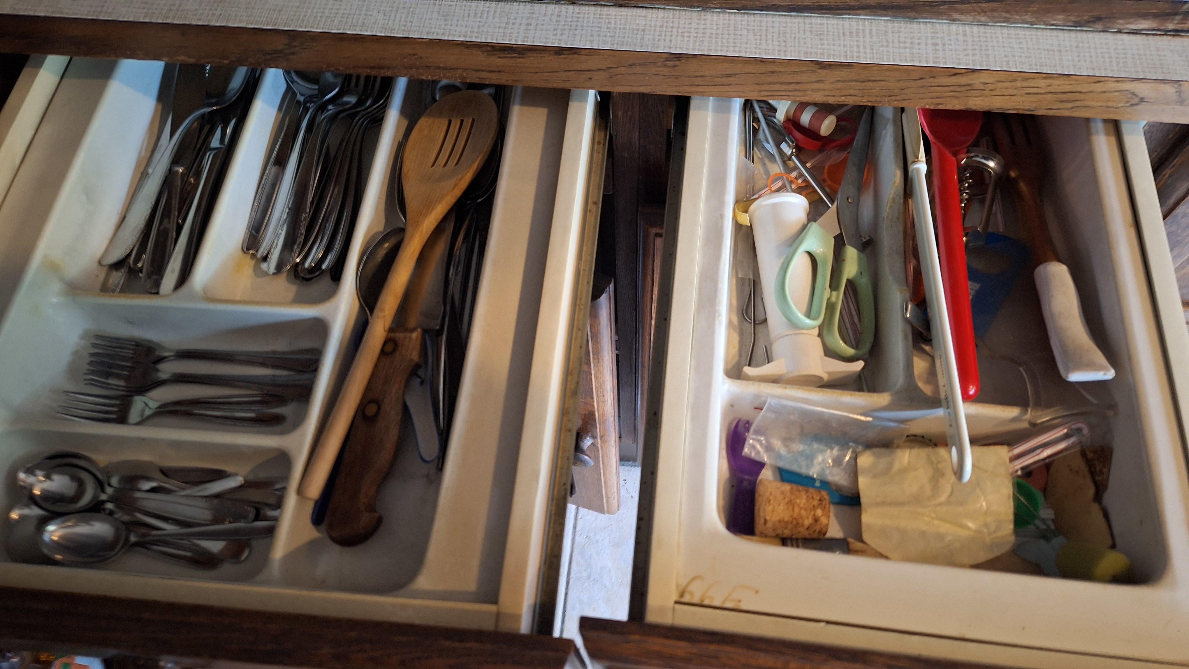 Inhoud van keukenkasten en besteklades – foto 8 – kavel bij Goeiendeal, Houthalen-Helchteren