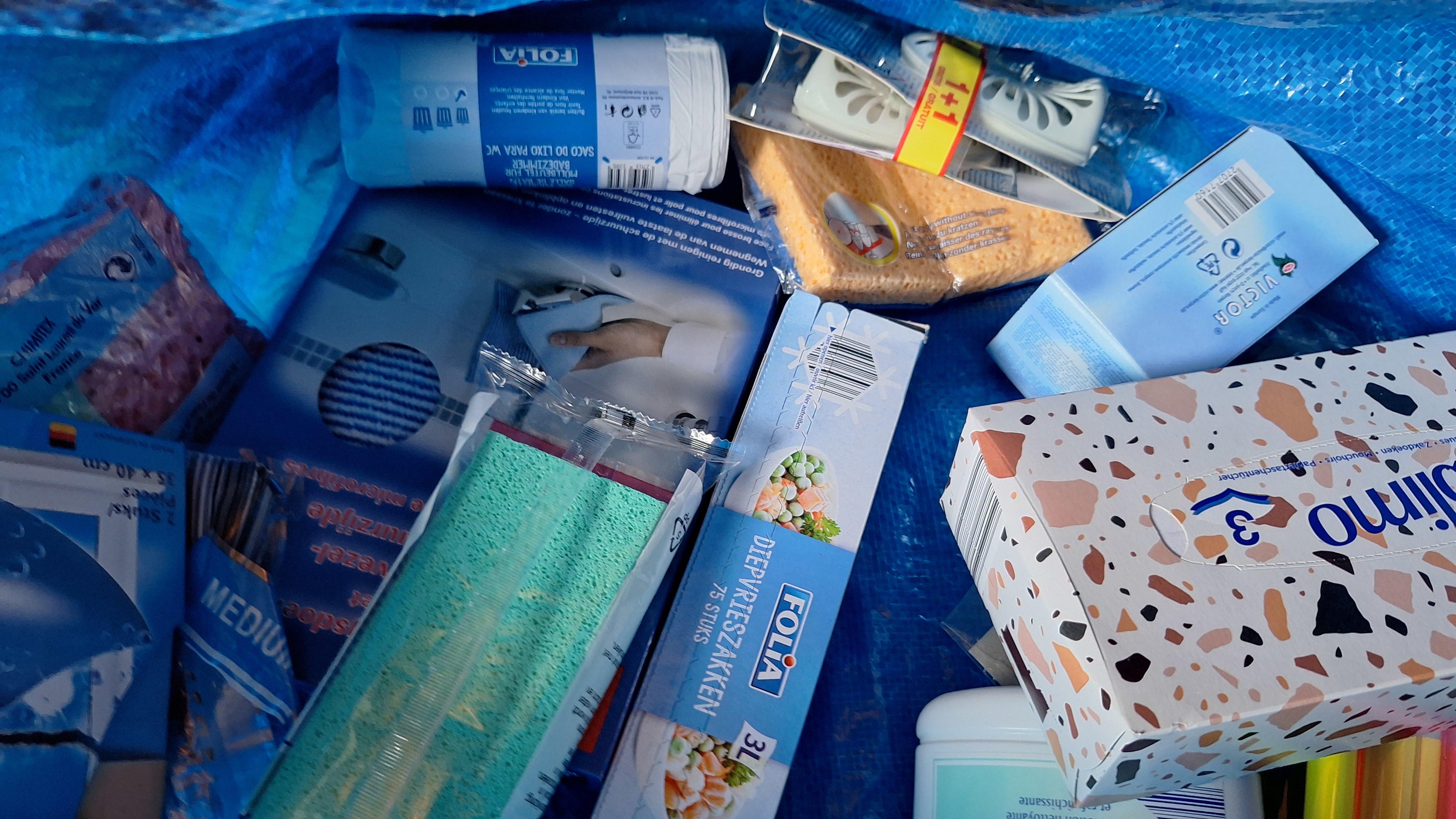 Blauwe draagtas met een gevarieerde partij huishoudelijke artikelen waaronder vlekkenponzen, diepvrieszakken en Festilux kaarsen – foto 2 – kavel bij Goeiendeal, Houthalen-Helchter