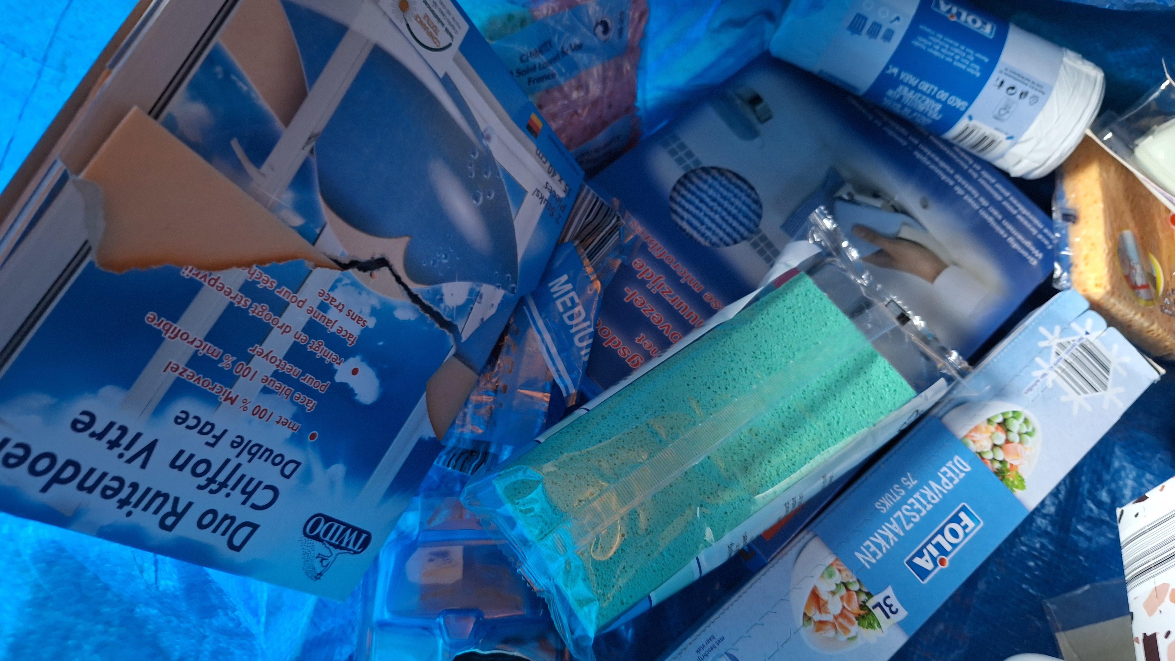 Blauwe draagtas met een gevarieerde partij huishoudelijke artikelen waaronder vlekkenponzen, diepvrieszakken en Festilux kaarsen – foto 3 – kavel bij Goeiendeal, Houthalen-Helchter