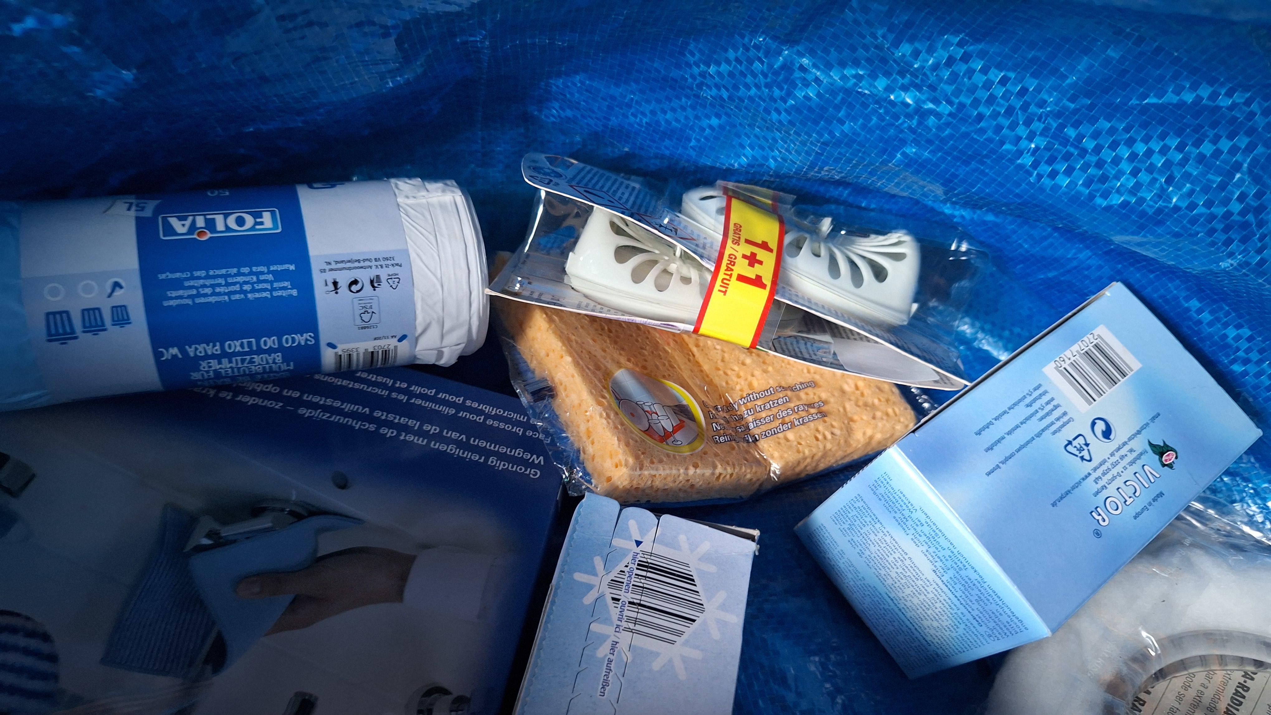 Blauwe draagtas met een gevarieerde partij huishoudelijke artikelen waaronder vlekkenponzen, diepvrieszakken en Festilux kaarsen – foto 6 – kavel bij Goeiendeal, Houthalen-Helchter