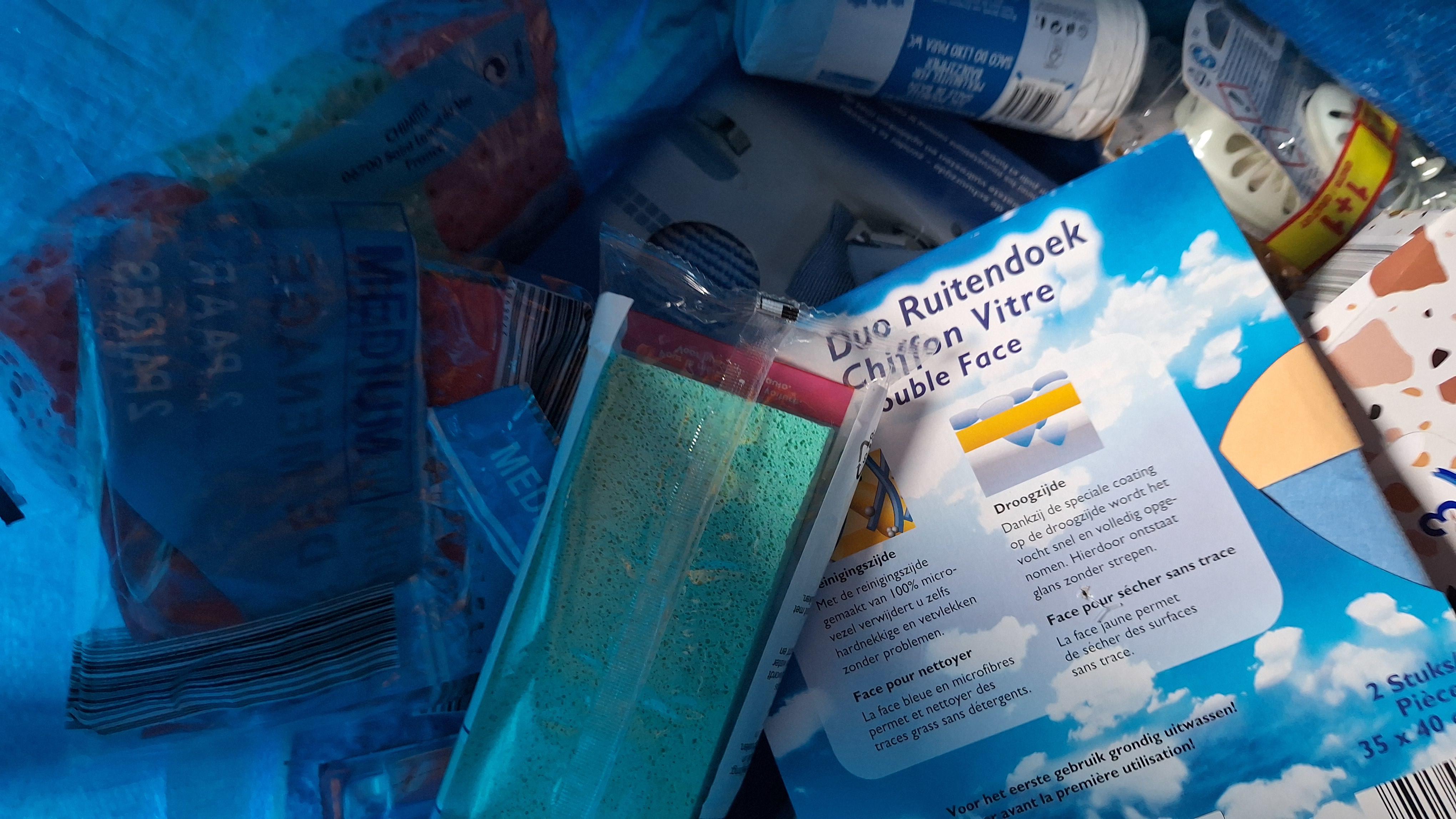 Blauwe draagtas met een gevarieerde partij huishoudelijke artikelen waaronder vlekkenponzen, diepvrieszakken en Festilux kaarsen – foto 7 – kavel bij Goeiendeal, Houthalen-Helchter
