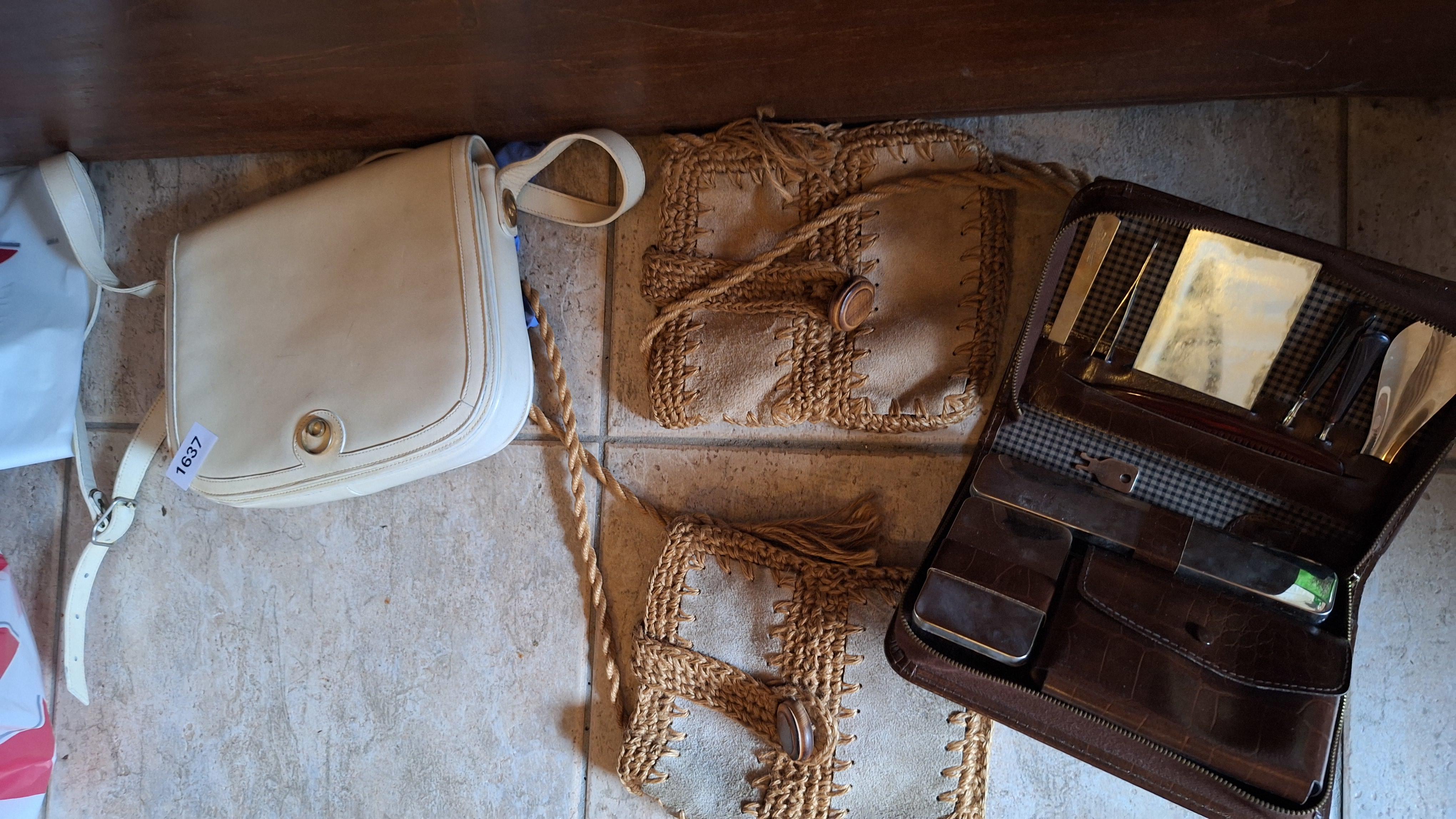 Gevarieerde set handtassen waaronder een wit schoudermodel en twee suède tasjes met gevlochten details – foto 3 – kavel bij Goeiendeal, Houthalen-Helchteren