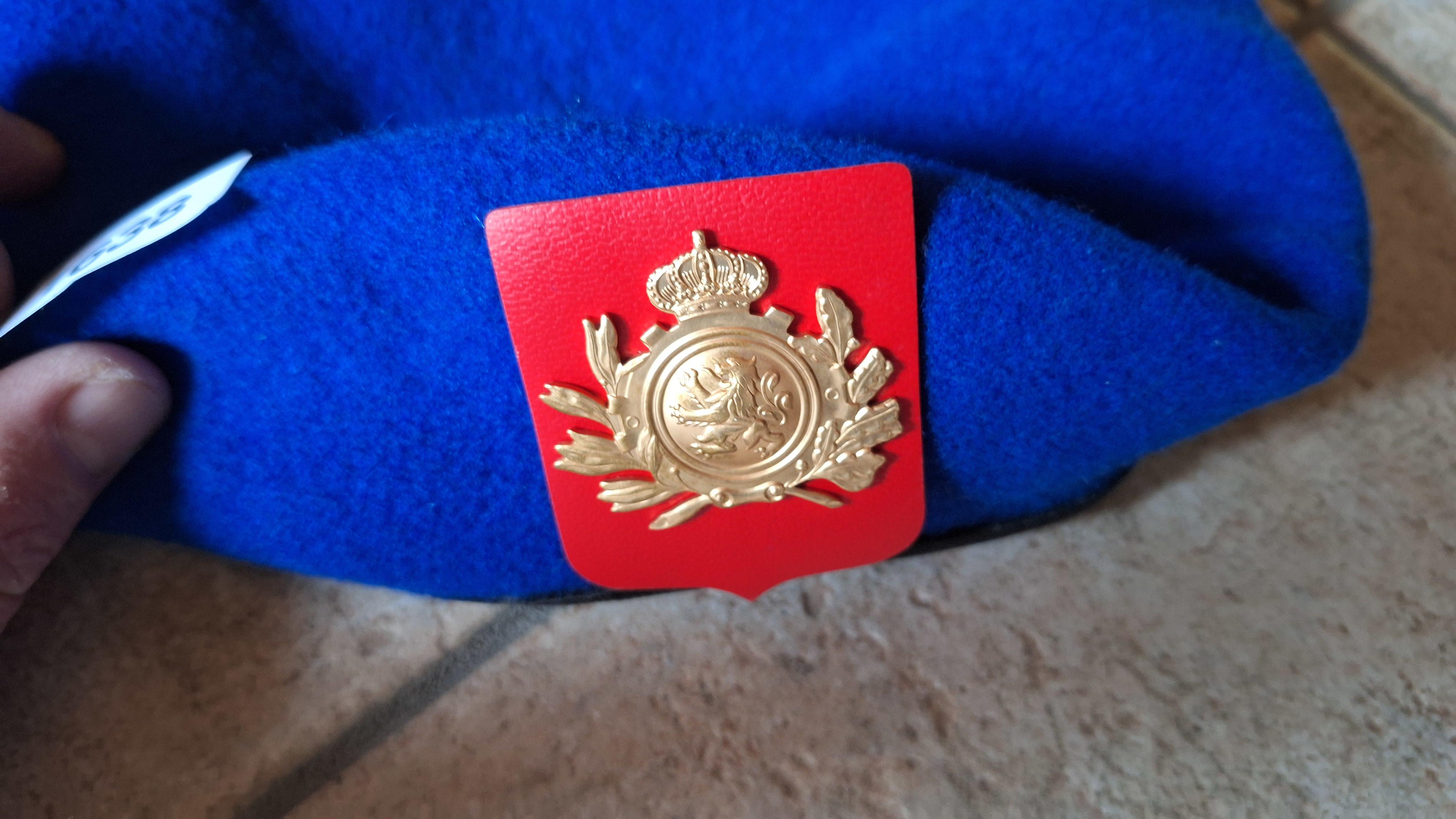 Blauwe baret voorzien van een rood-goudkleurig embleem – foto 2 – kavel bij Goeiendeal, Houthalen-Helchteren