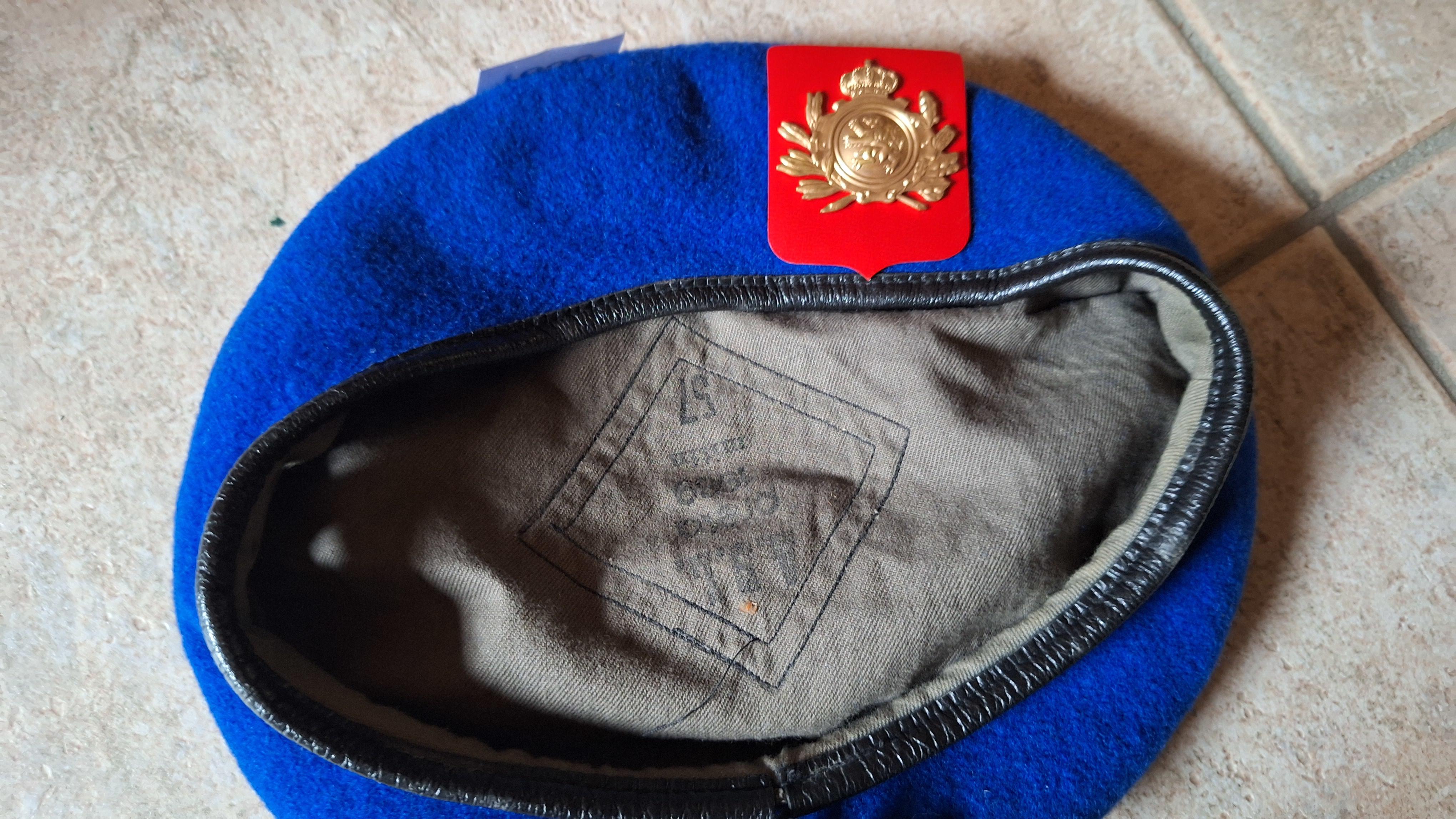 Blauwe baret voorzien van een rood-goudkleurig embleem – foto 3 – kavel bij Goeiendeal, Houthalen-Helchteren