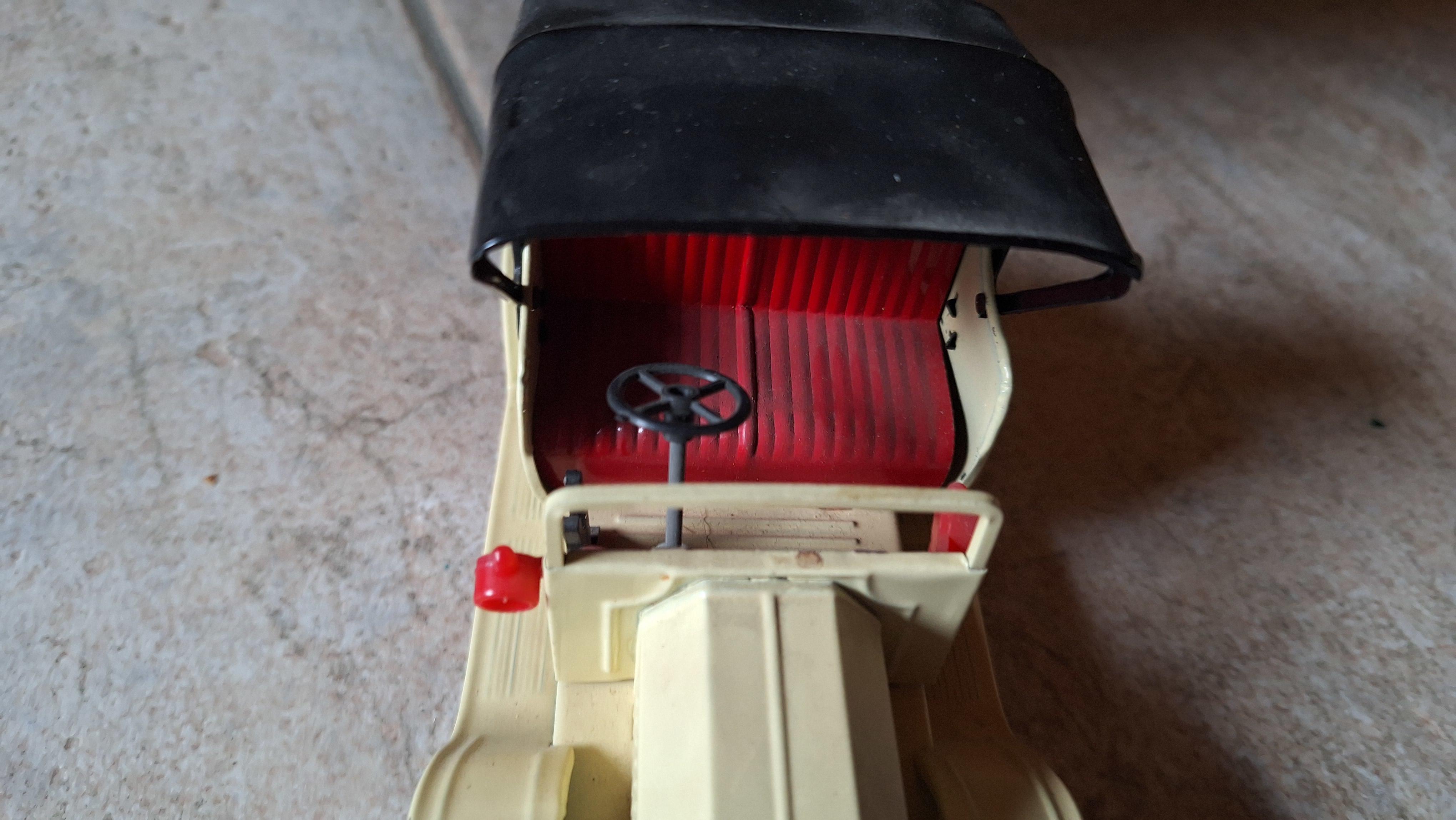 Vintage speelgoedauto in de stijl van een klassieke oldtimer met een rood interieur – foto 3 – kavel bij Goeiendeal, Houthalen-Helchteren