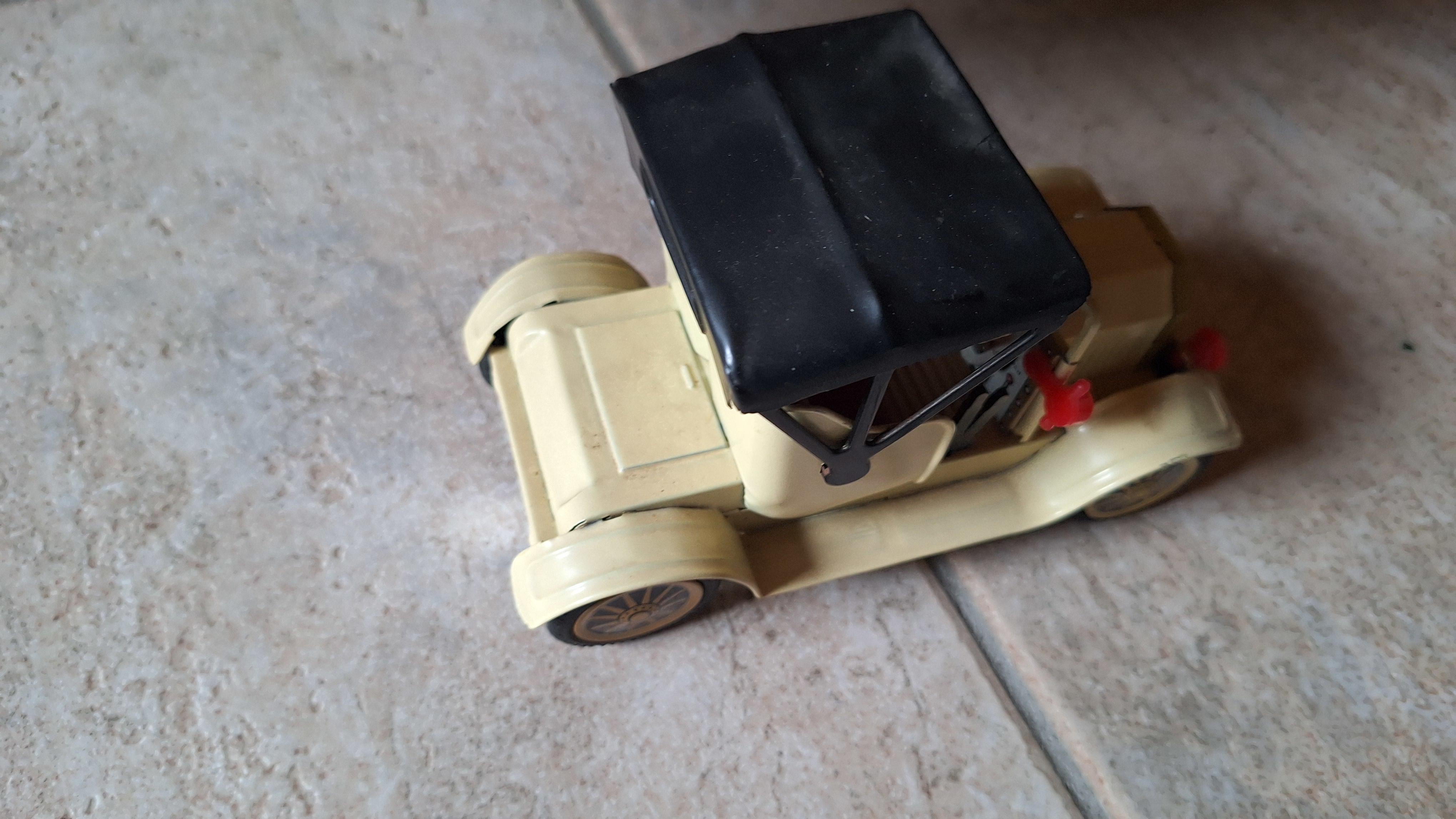 Vintage speelgoedauto in de stijl van een klassieke oldtimer met een rood interieur – foto 4 – kavel bij Goeiendeal, Houthalen-Helchteren