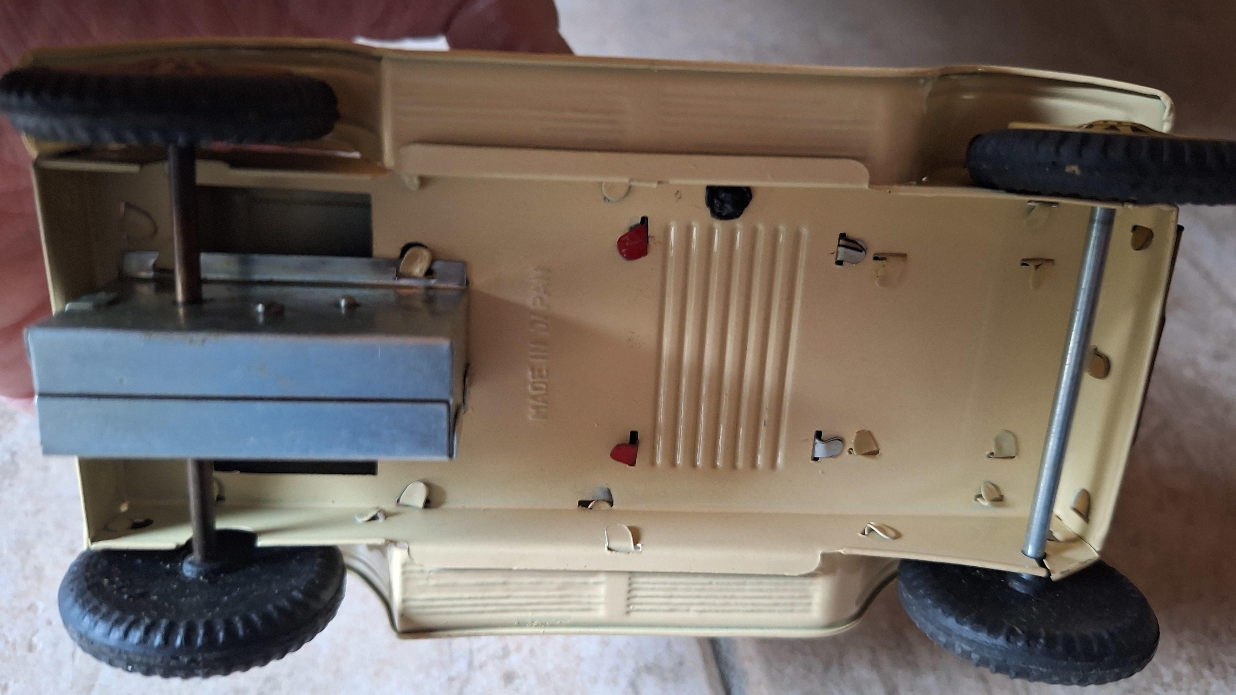 Vintage speelgoedauto in de stijl van een klassieke oldtimer met een rood interieur – foto 5 – kavel bij Goeiendeal, Houthalen-Helchteren