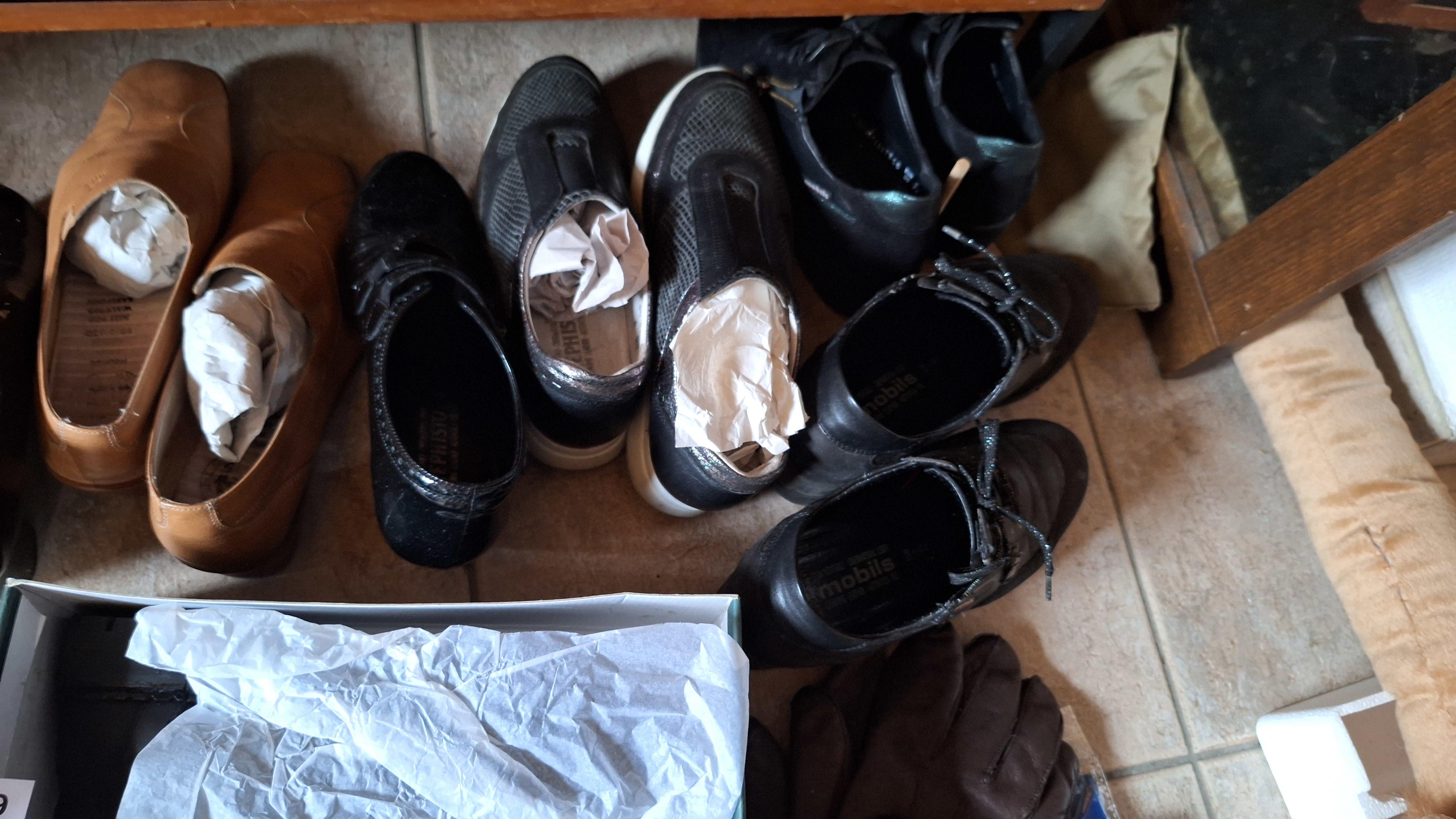 Partij diverse gedragen schoenen waaronder veterschoenen, pumps en sneakers, inclusief één paar in originele schoenendoos – foto 3 – kavel bij Goeiendeal, Houthalen-Helchteren