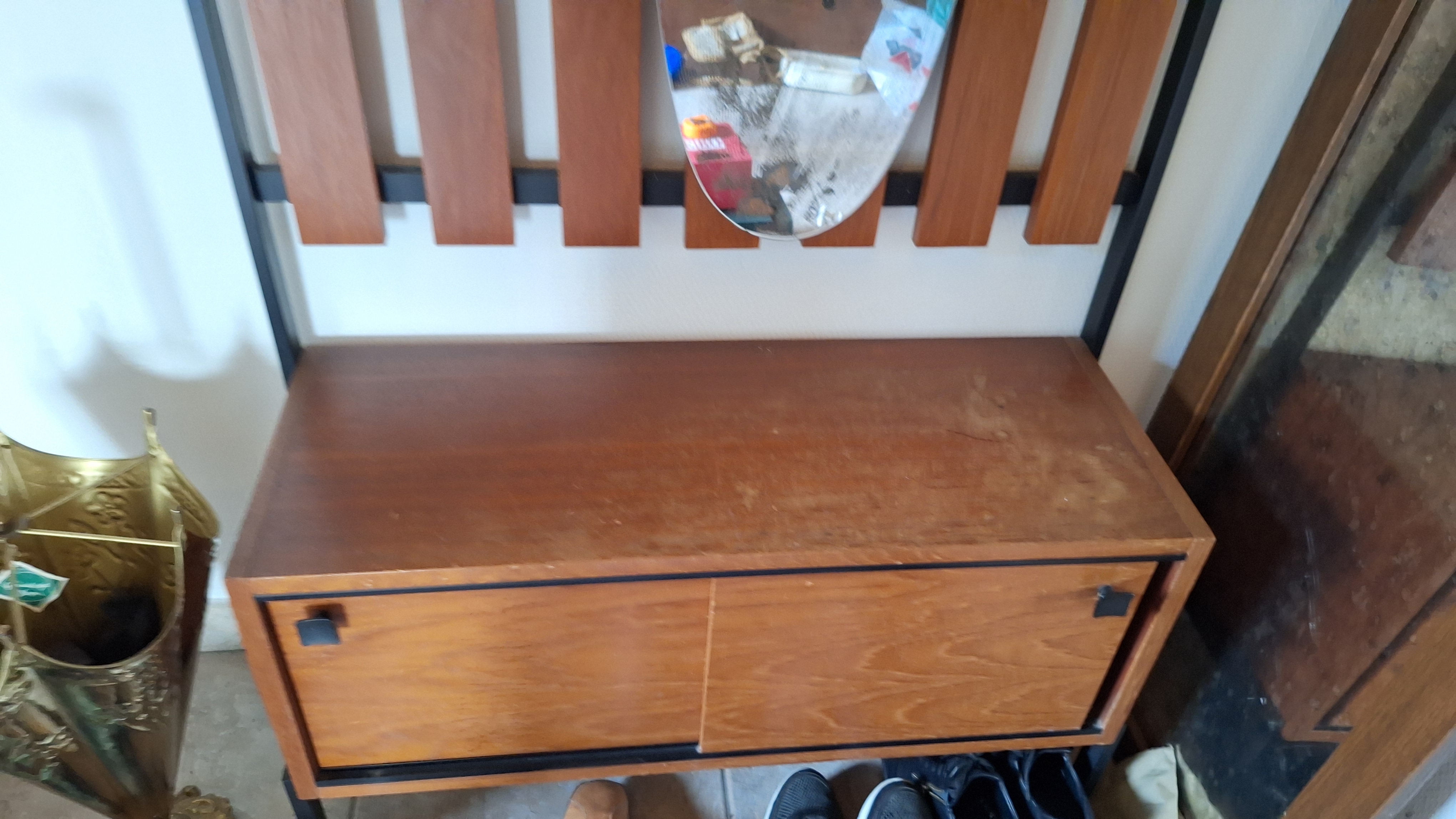 Klassieke halgarderobe met kledinghaken, een passpiegel en een geïntegreerd schoenenkastje met schuifdeuren – foto 2 – kavel bij Goeiendeal, Houthalen-Helchteren