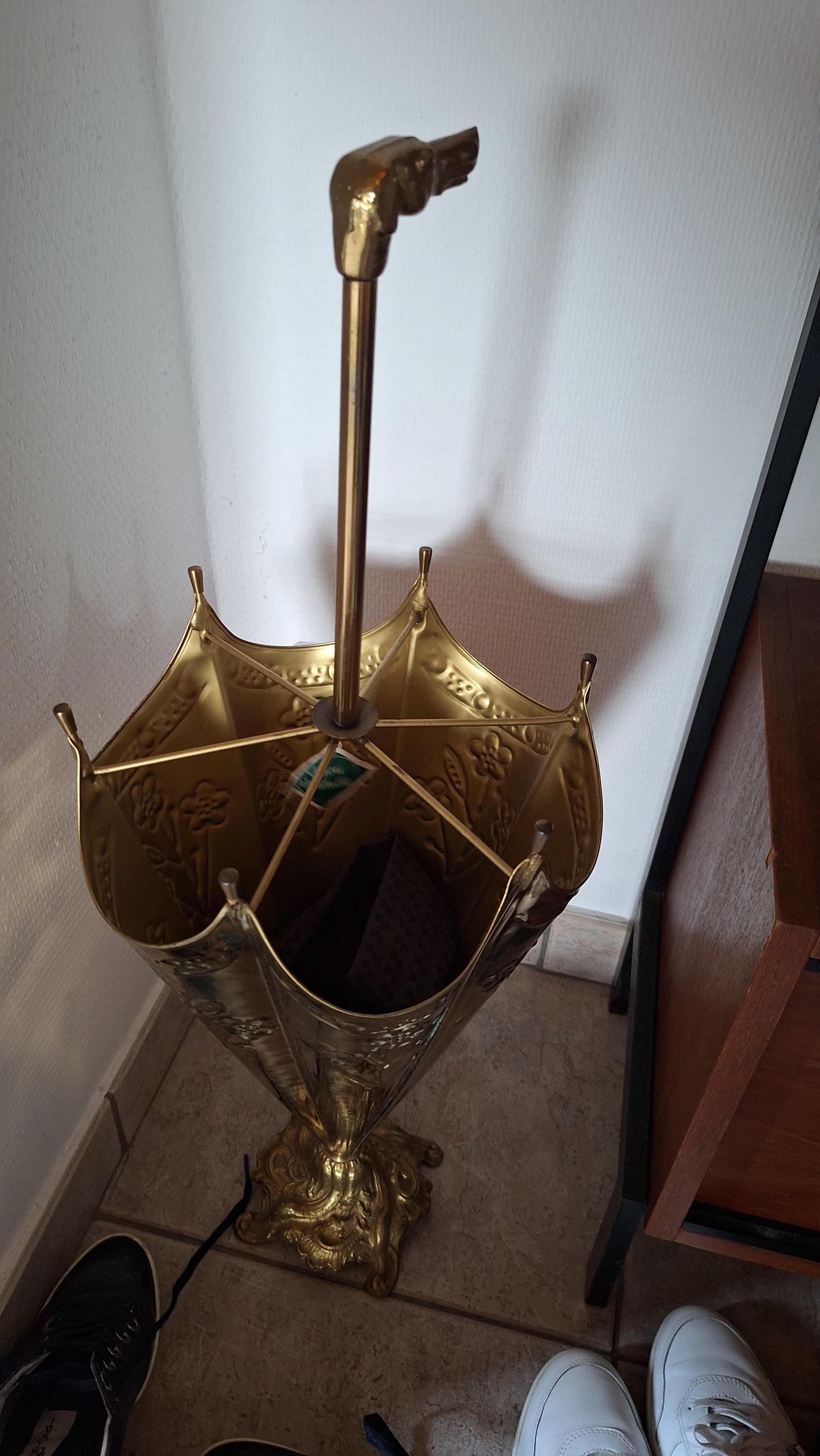 Gedecoreerde paraplubak in de vorm van een omgekeerde paraplu met een handvat in de vorm van een hondenkop – foto 3 – kavel bij Goeiendeal, Houthalen-Helchteren