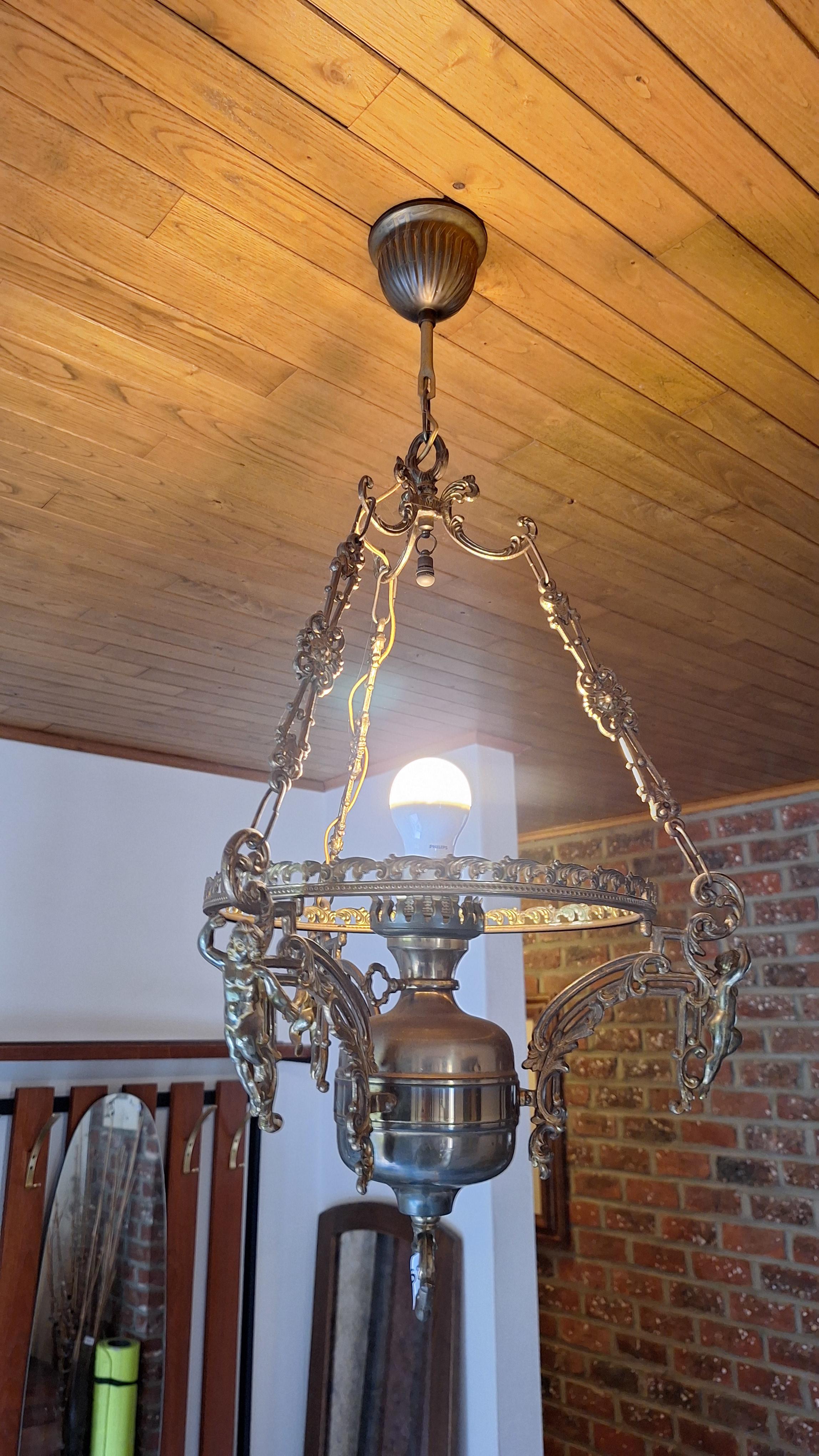 Klassieke hanglamp met sierlijke armen en een centrale lichtbron – kavel bij Goeiendeal, Houthalen-Helchteren